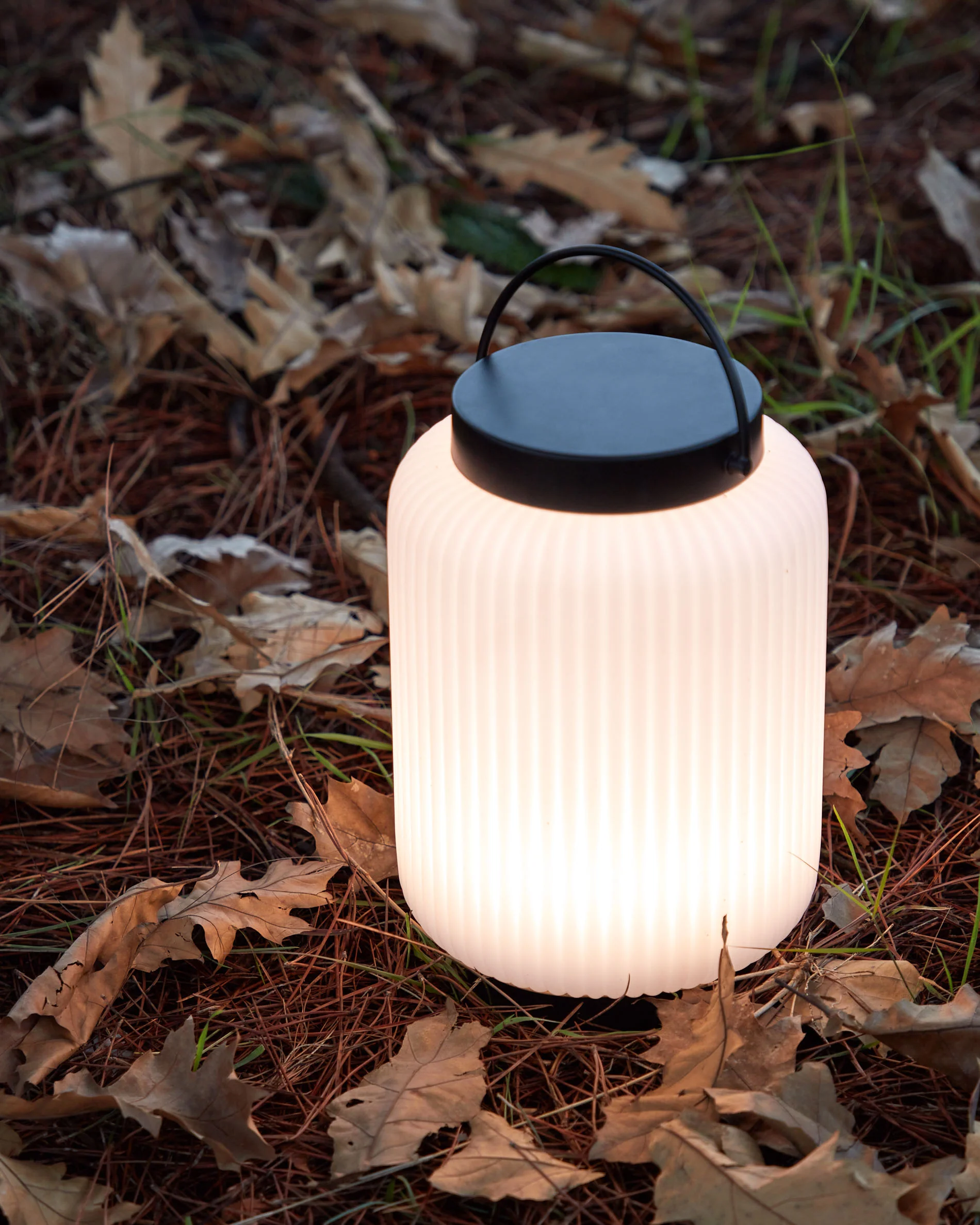 Verona Tischlampe aus Polyethylen und Metall mit schwarzem Finish - Image 3