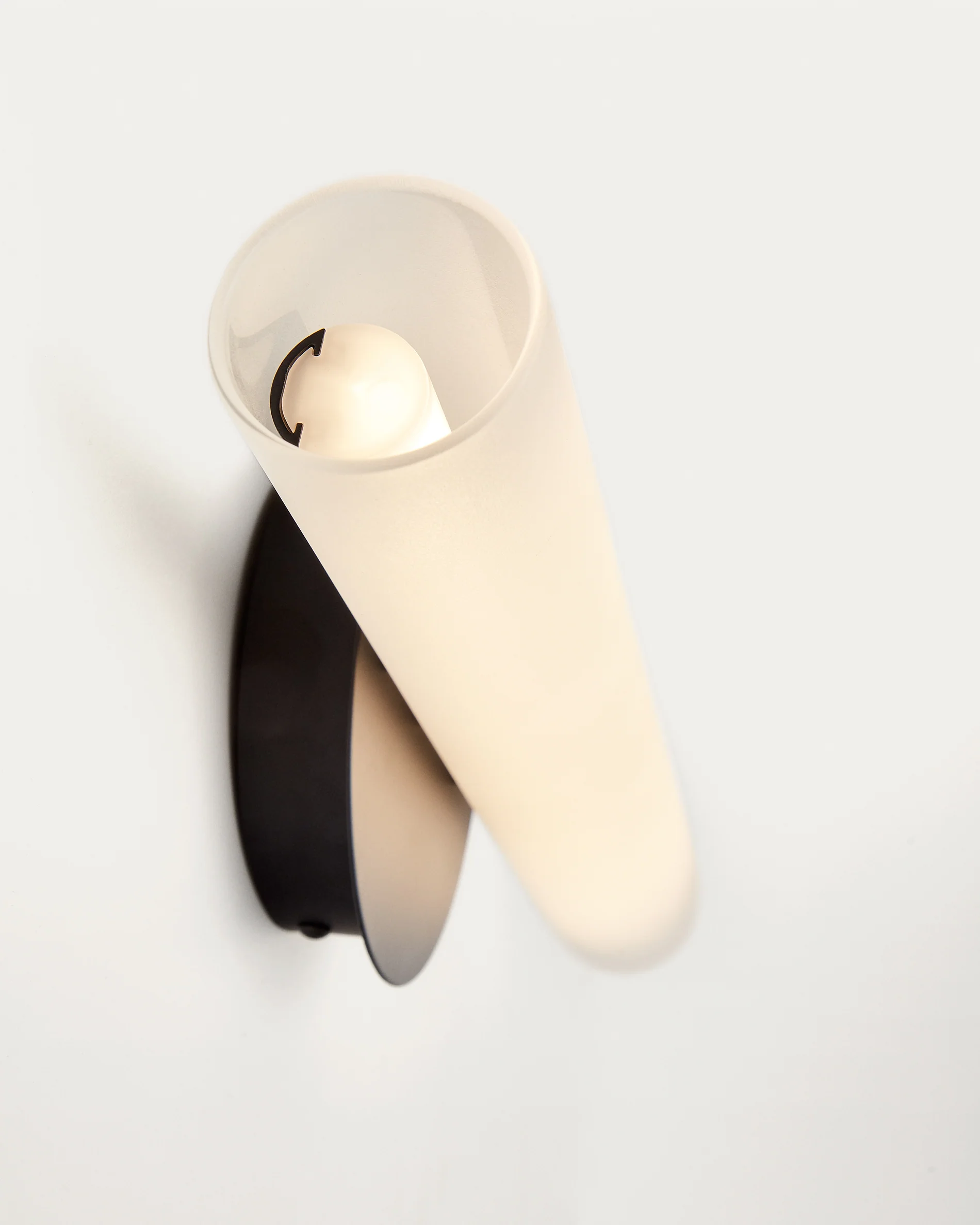 Wandleuchte Vauxall aus Metall und Mattglas - Image 4
