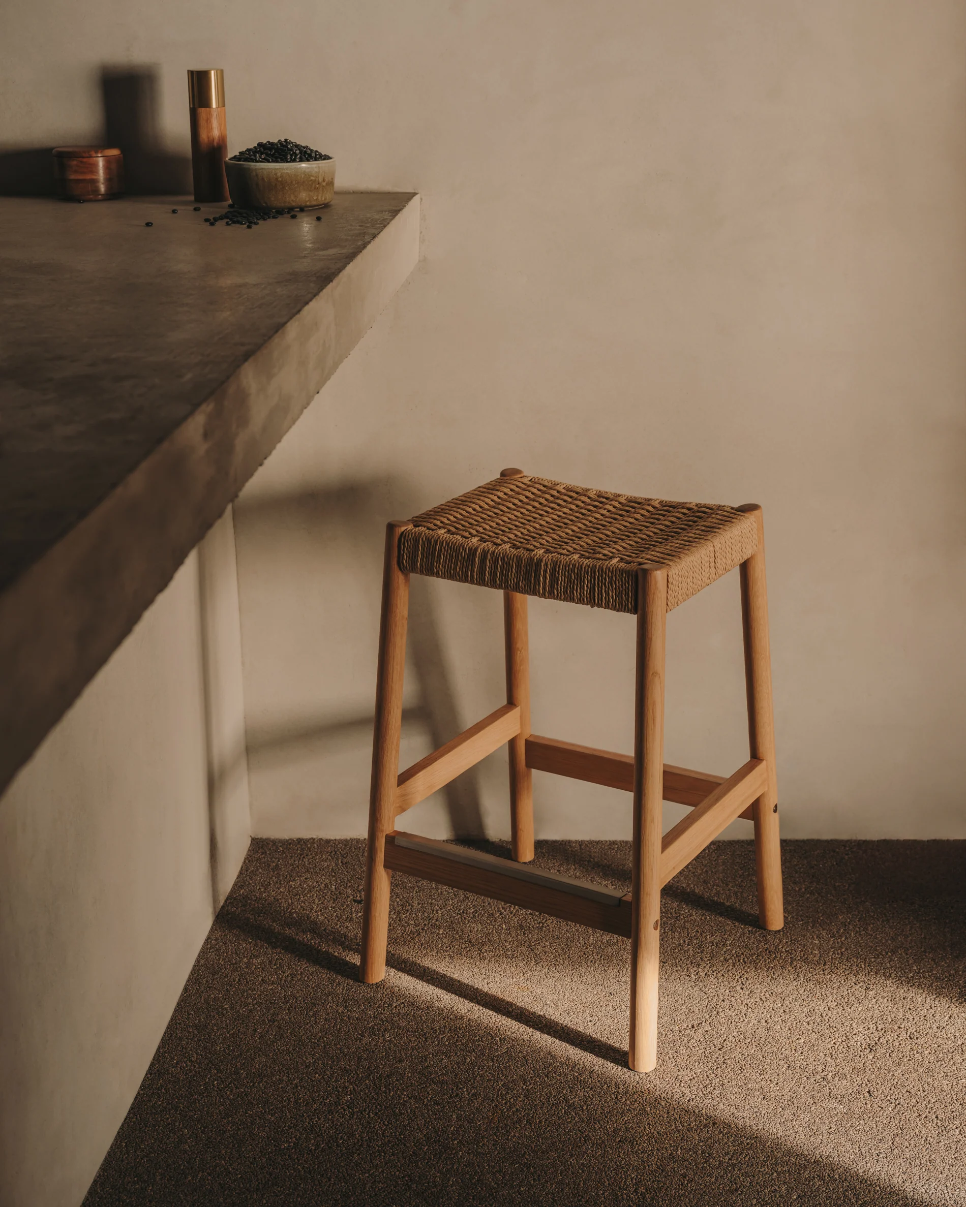 Yalia Hocker aus massivem Eichenholz mit naturfarbenem Finish und Seilsitz Höhe 65 cm FSC 100% - Image 2