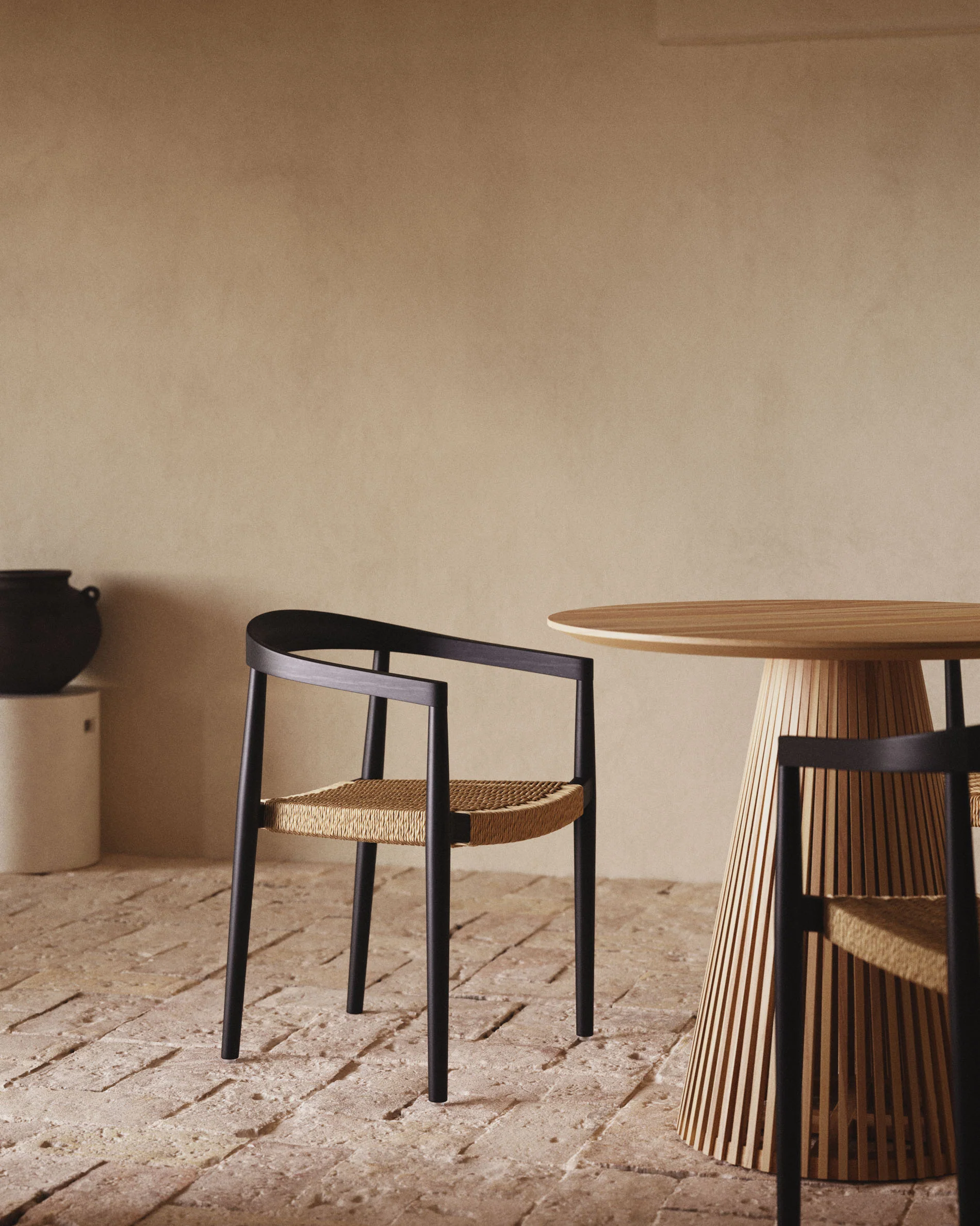 Ydalia stapelbarer Outdoor-Stuhl massives Teakholz schwarz Seil aus synthetischem Rattan - Image 3