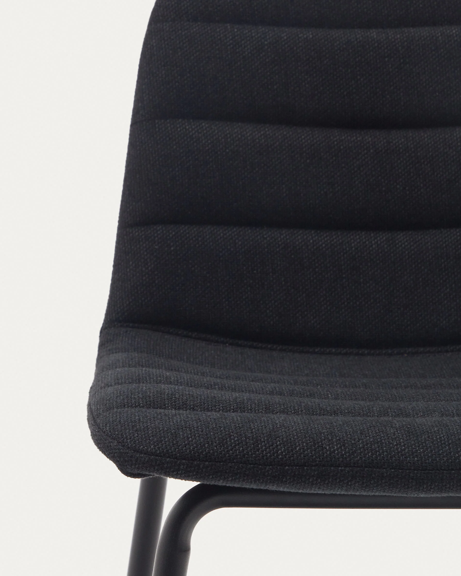 Zunilda Hocker aus schwarzem Chenille und Stahl mit mattschwarzem Finish Höhe 65cm FSC 100% - Image 7