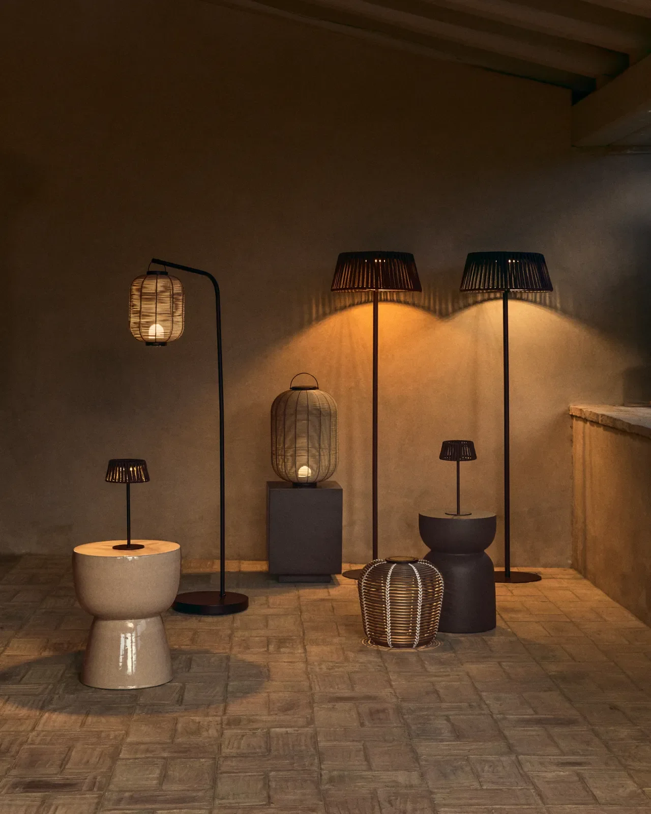 Kleine tragbare LED-Tischlampe Saranella aus hellgrauem synthetischem Rattan - Image 4