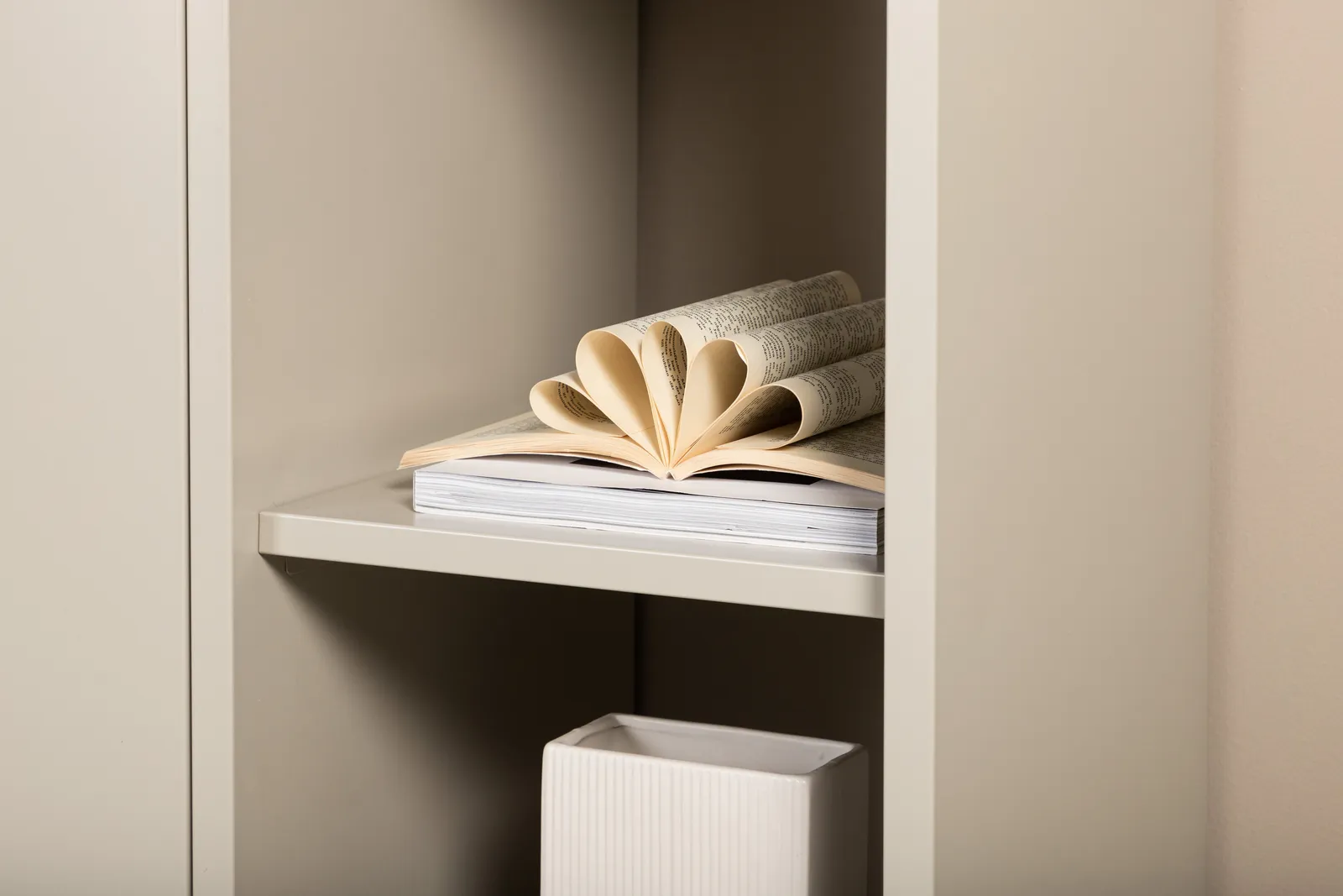 Kommode Piring aus Stahl in beige, 42x110x100 cm - Image 5