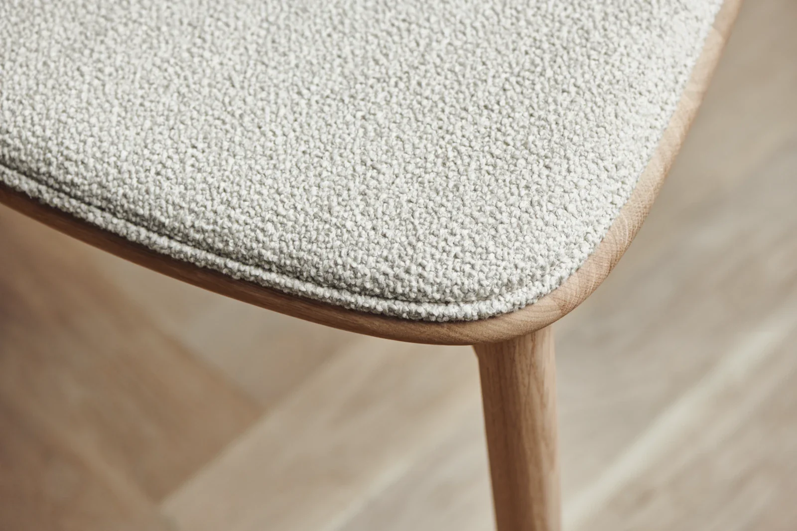 Merge Esszimmerstuhl aus Eiche weiß pigmentiert geölt, gepolstert, Monza - Bouclé und Textur, Beige - Image 6