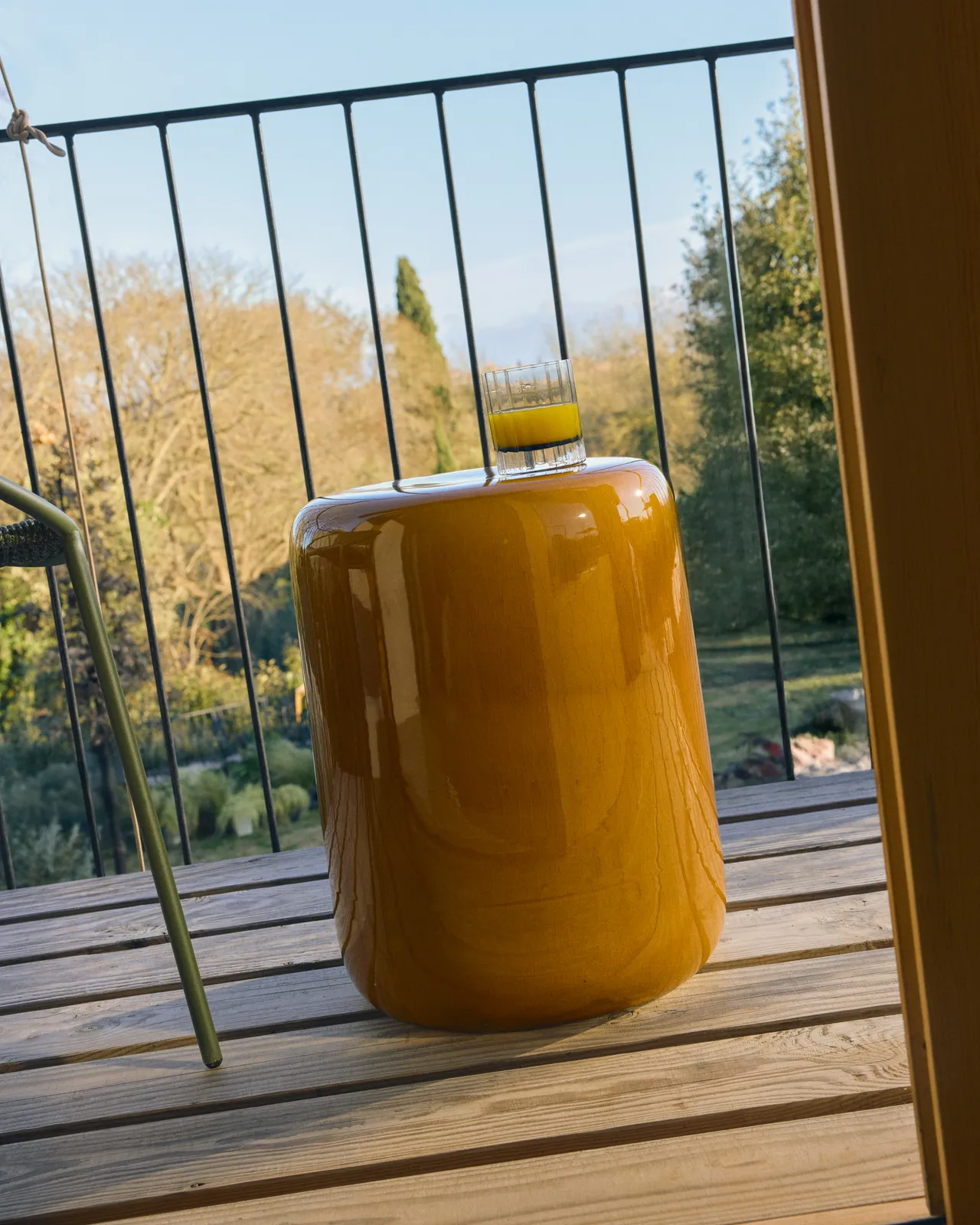 Outdoor-Beistelltisch Mesquida aus Keramik mit senfgelber Glasur, Ø 35 cm - Image 3