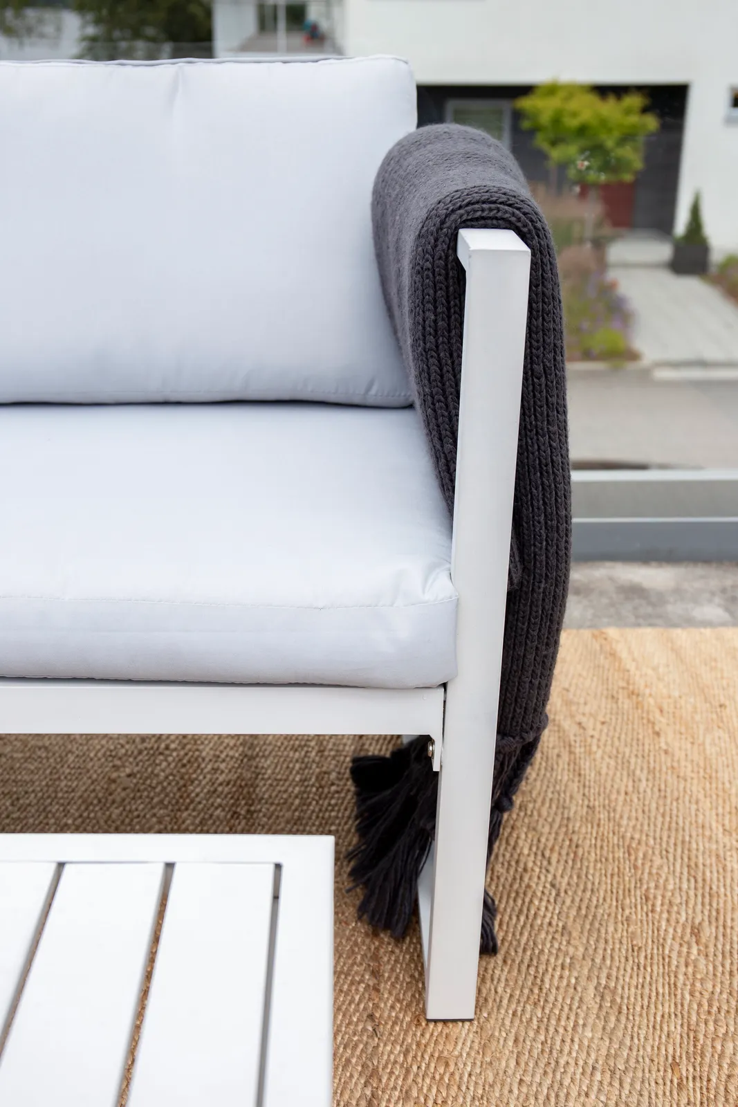 Outdoor Lounge-Set Salvador aus Aluminium in Weiss mit grauen Kissen - Image 3