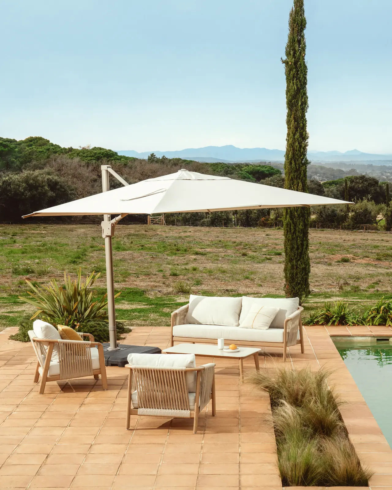 Outdoor-Set Sirte mit 3-Sitzer-Sofa, 2 Sesseln und Tisch aus Aluminium in Holzoptik und écrufarbenen Kissen - Image 2