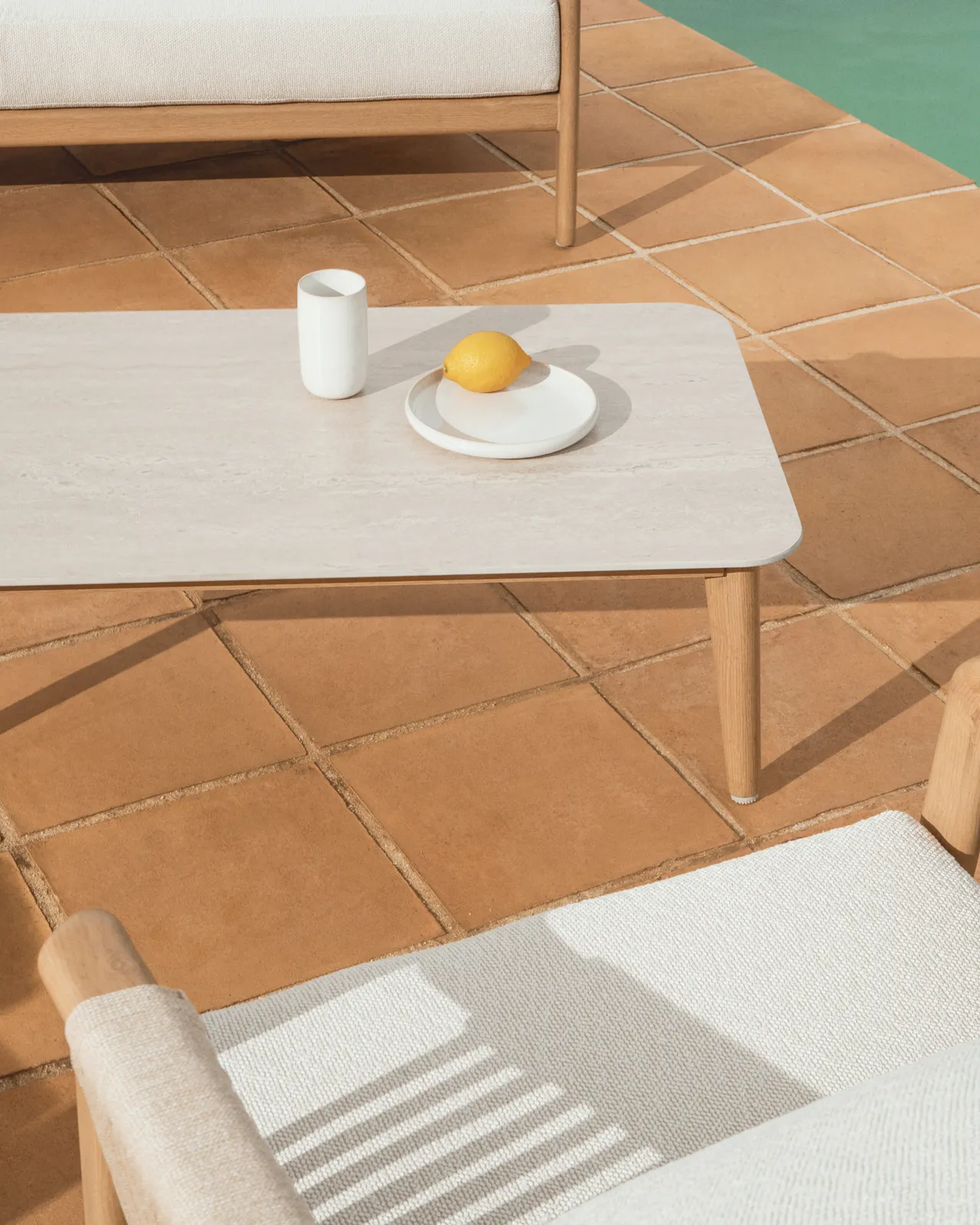 Outdoor-Set Sirte mit 3-Sitzer-Sofa, 2 Sesseln und Tisch aus Aluminium in Holzoptik und écrufarbenen Kissen - Image 3