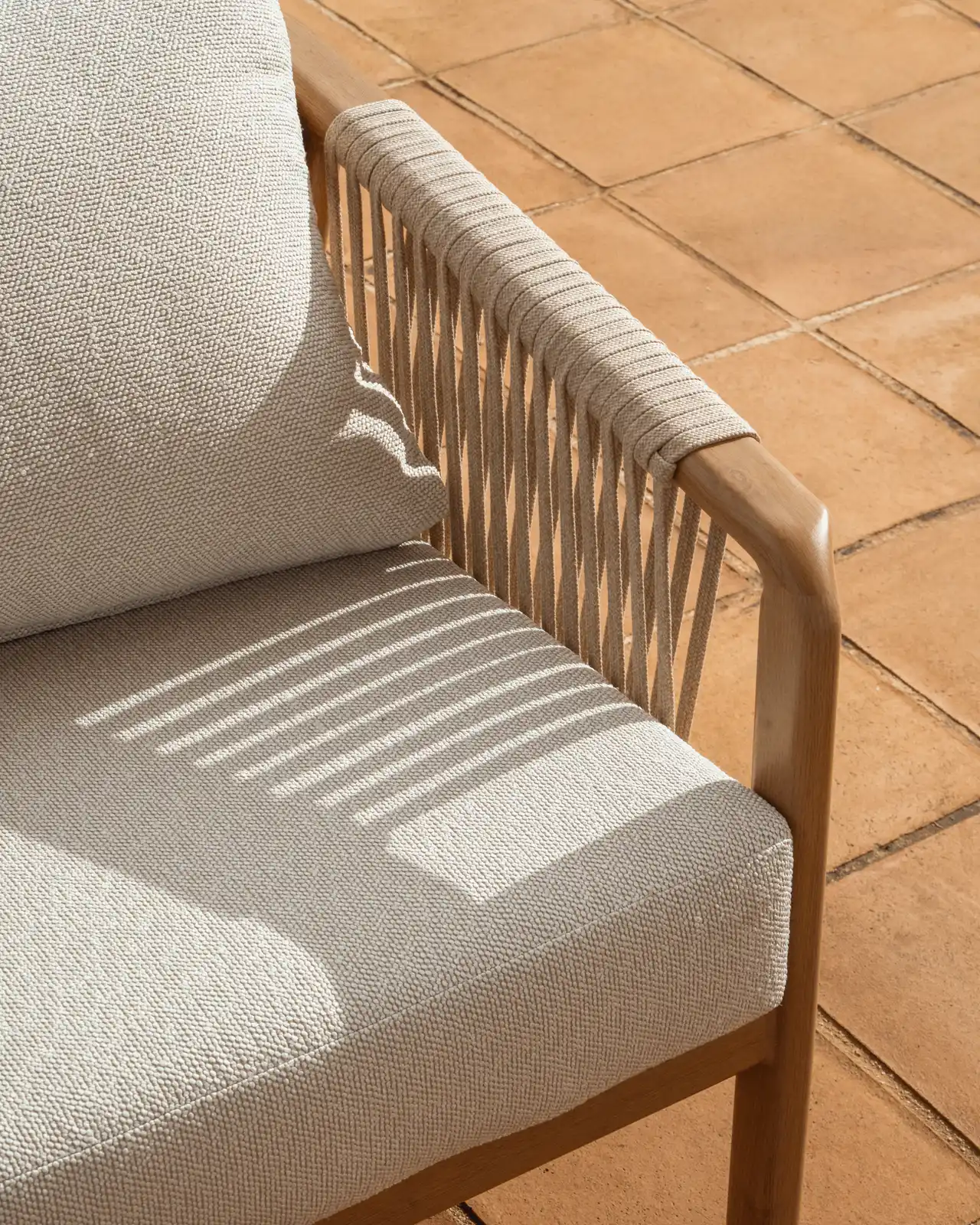 Outdoor-Set Sirte mit 3-Sitzer-Sofa, 2 Sesseln und Tisch aus Aluminium in Holzoptik und écrufarbenen Kissen - Image 4