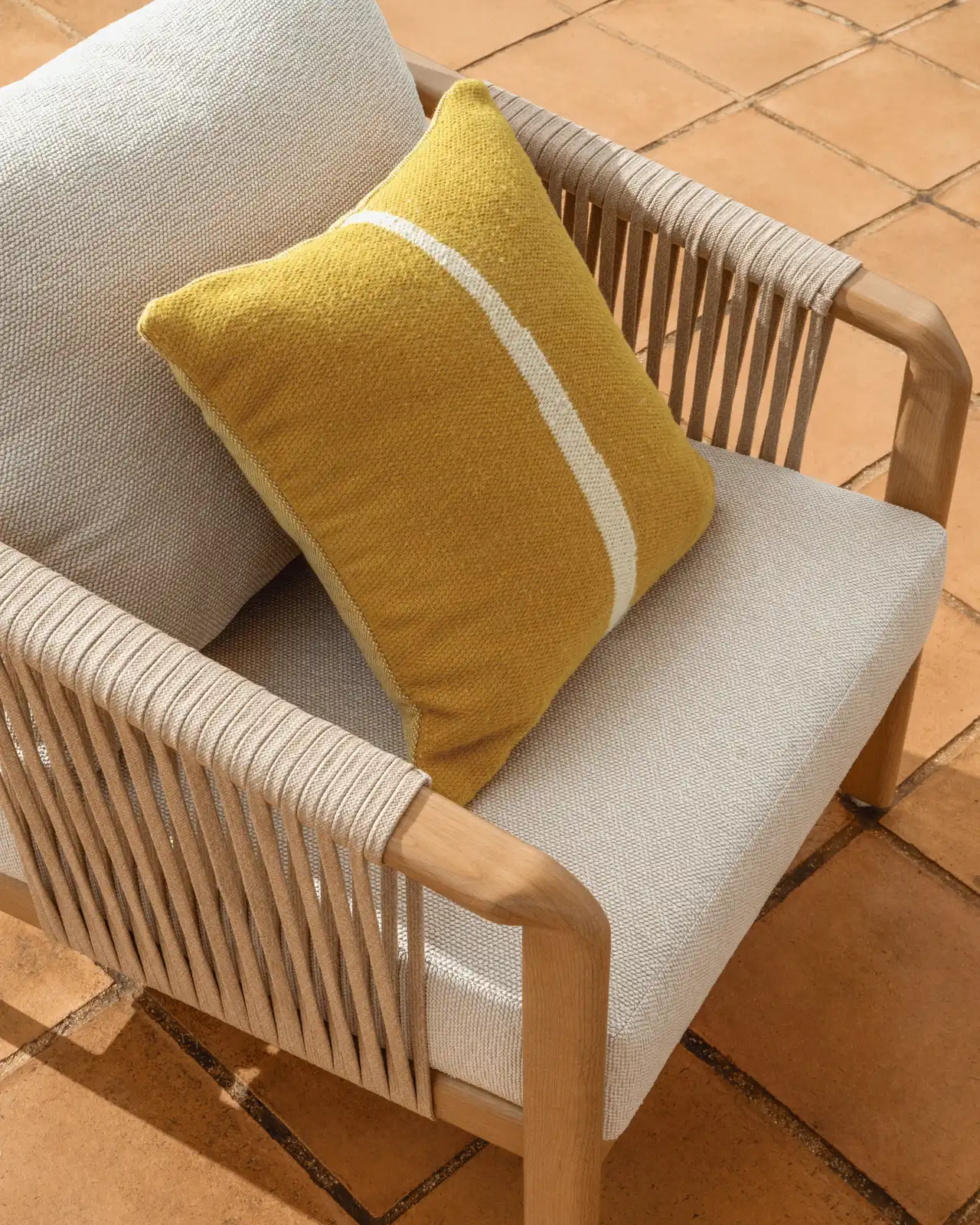 Outdoor-Set Sirte mit 3-Sitzer-Sofa, 2 Sesseln und Tisch aus Aluminium in Holzoptik und écrufarbenen Kissen - Image 5