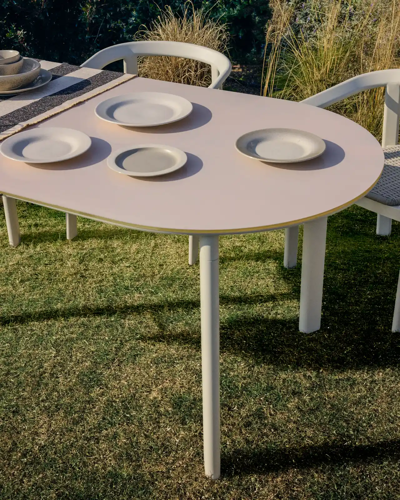 Ovaler Tisch Erice aus Aluminium und gehärtetem Glas in Ecru 230 x 100 cm - Image 4