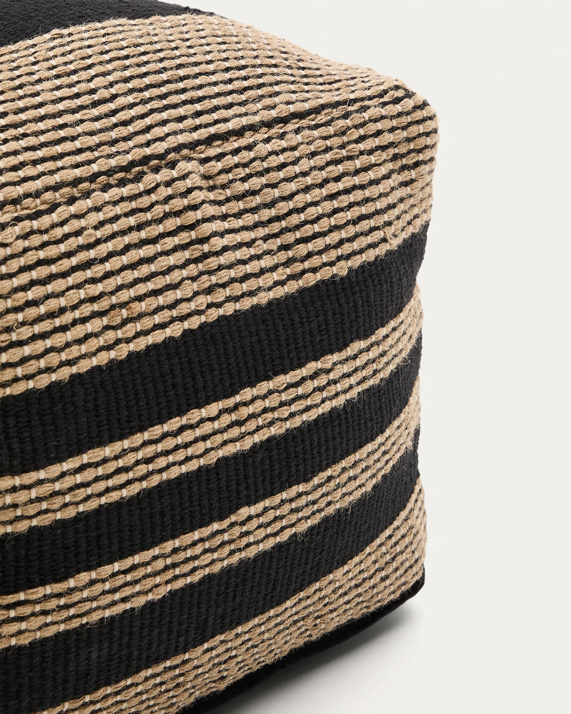 Pouf Aylin aus Baumwolle mit Jutestickerei in Beige und Schwarz 60 x 60 cm - Image 6