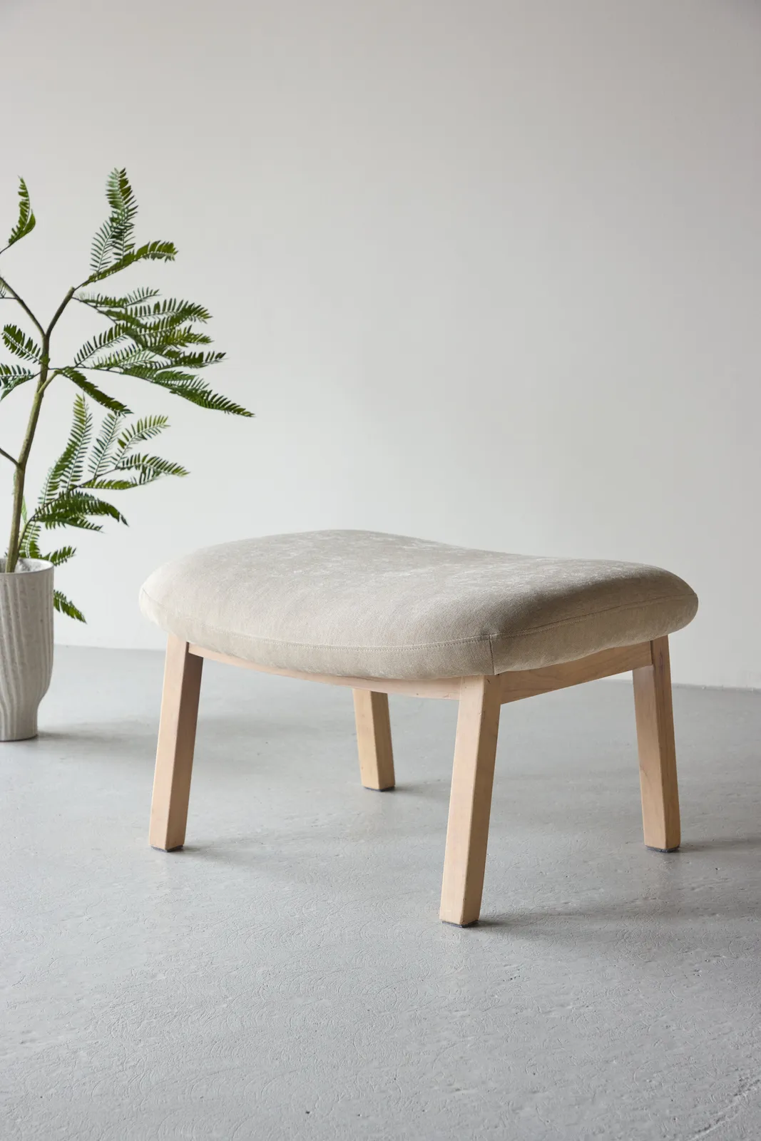 Pouf Rile aus Gummiholz in tünchenfarbenem Beige - Image 2