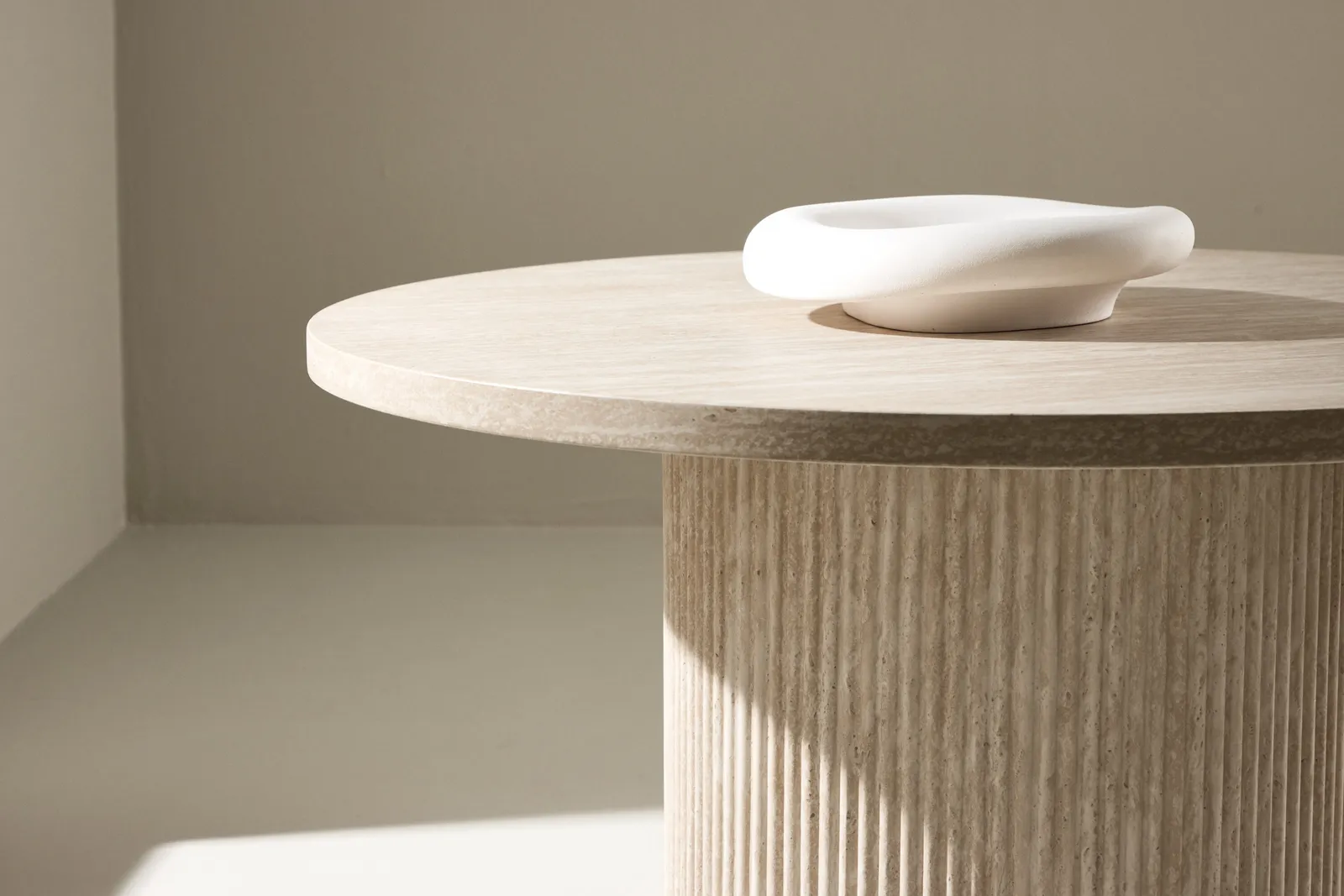 Runder Couchtisch Härön in beige mit Travertinlook ⌀80 - Image 3