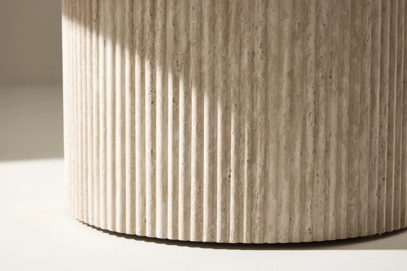 Runder Couchtisch Härön in beige mit Travertinlook ⌀80 - Image 5