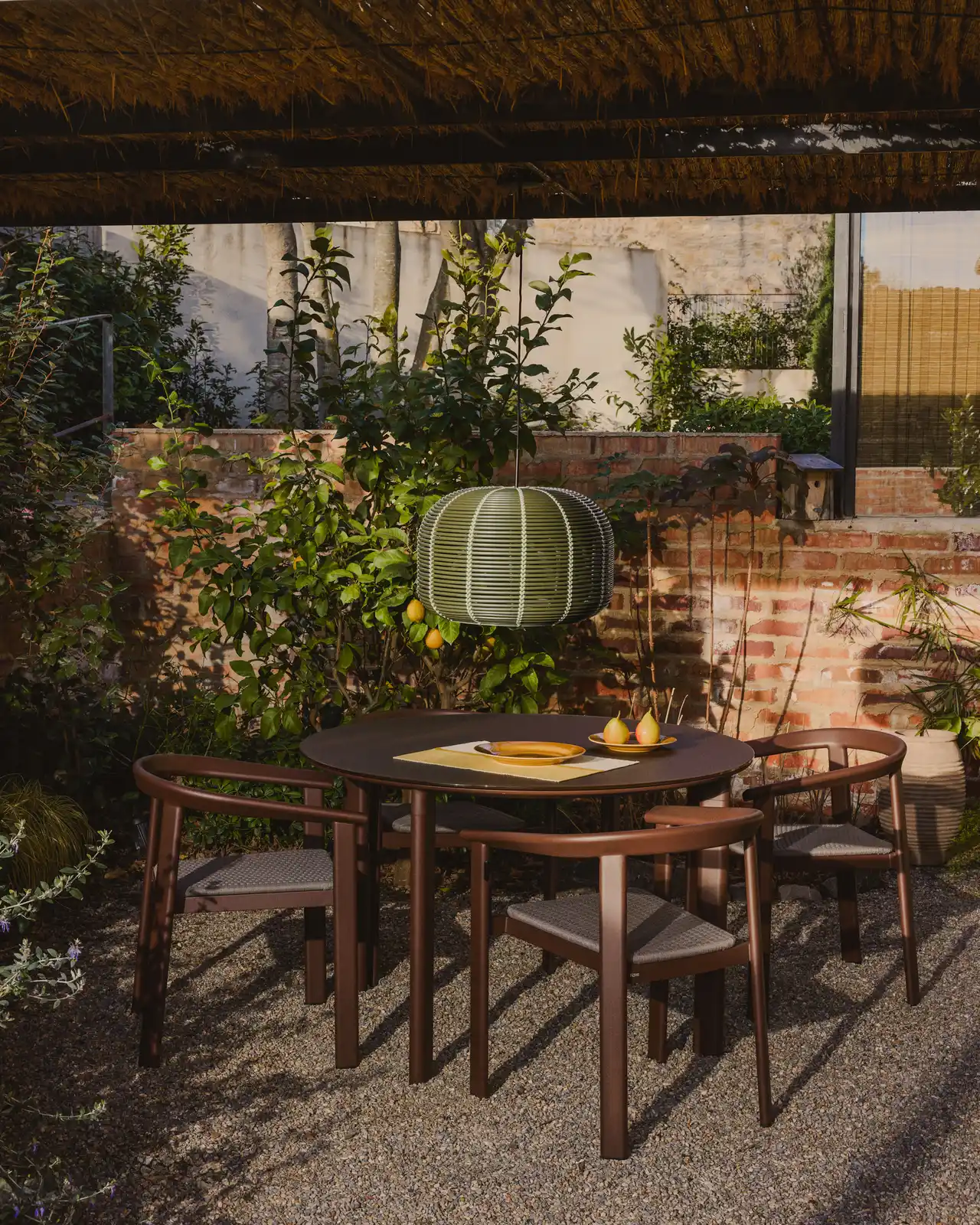 Runder Tisch Erice aus Aluminium und gehärtetem Glas in Braun Ø120 cm - Image 2