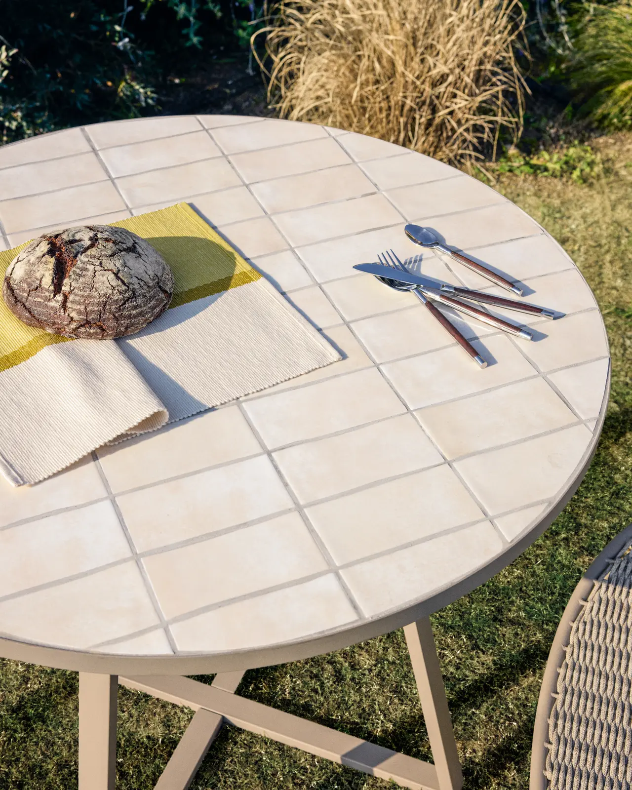 Runder Tisch Tella mit verzinktem Stahl und beigen Fliesen, Ø 90 cm - Image 3