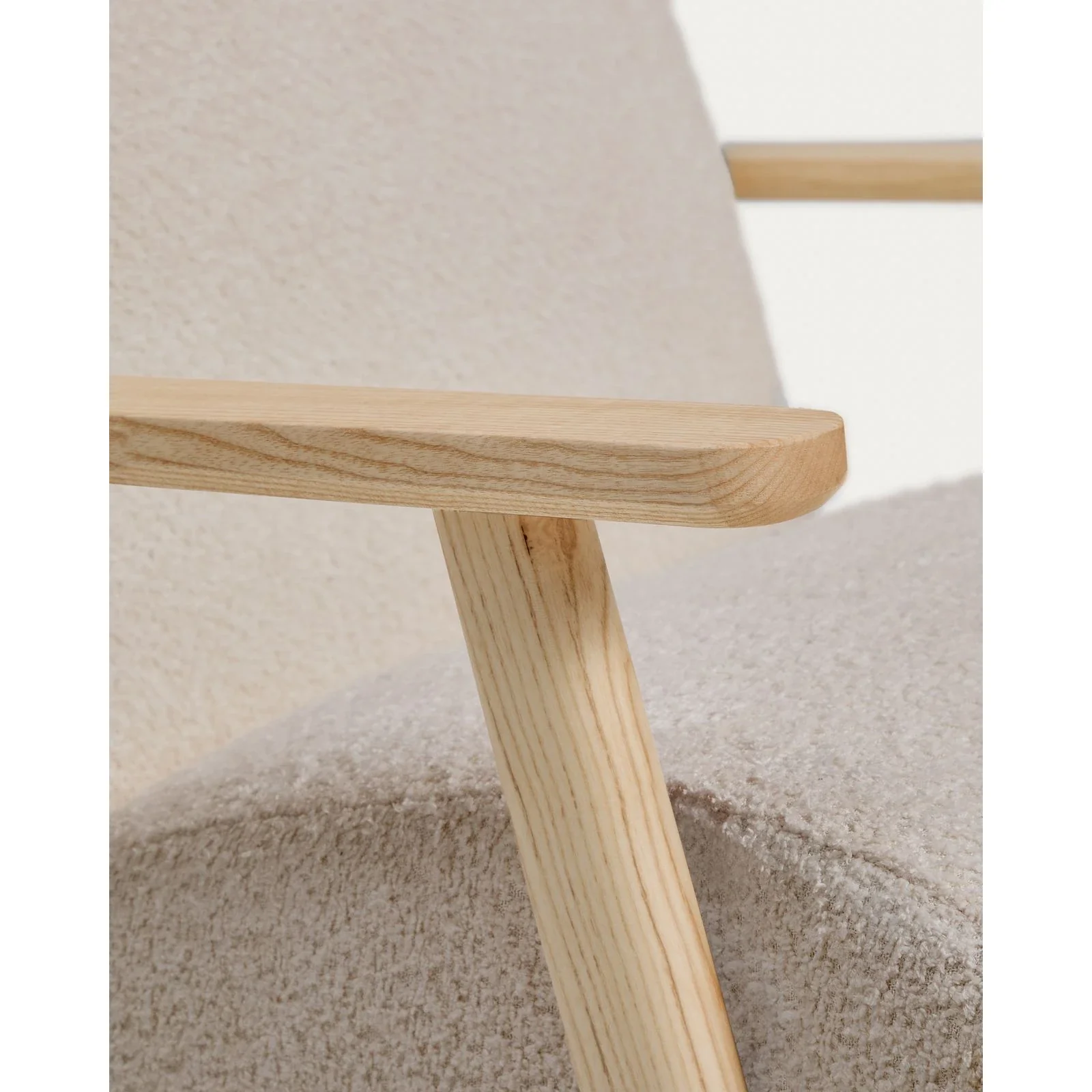 Sessel Meghan in beigem, schwer entflammbarem Lammfellimitat mit massivem Eschenholz mit naturfarbenem Finish, FSC Mix Credit - Image 8