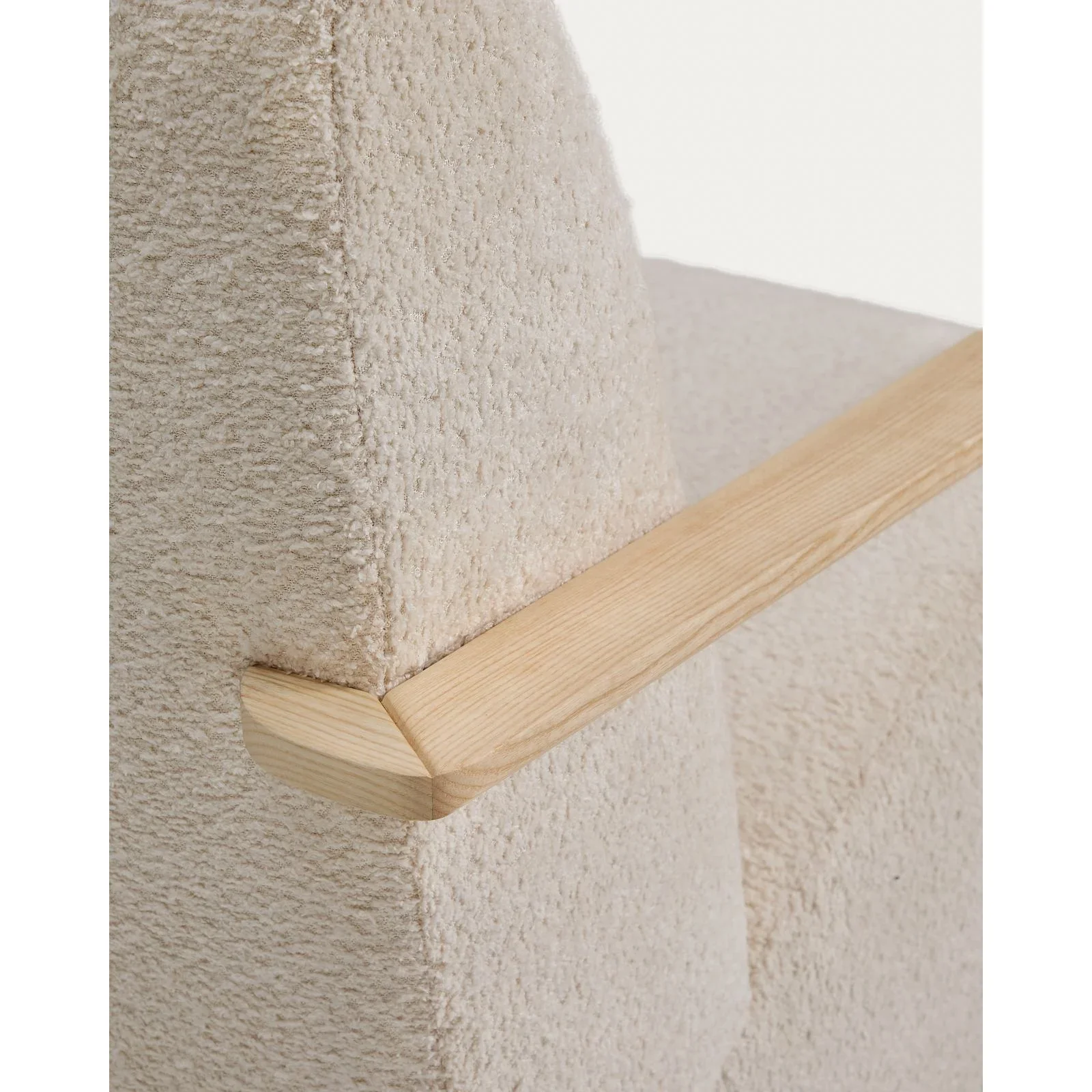 Sessel Meghan in beigem, schwer entflammbarem Lammfellimitat mit massivem Eschenholz mit naturfarbenem Finish, FSC Mix Credit - Image 9