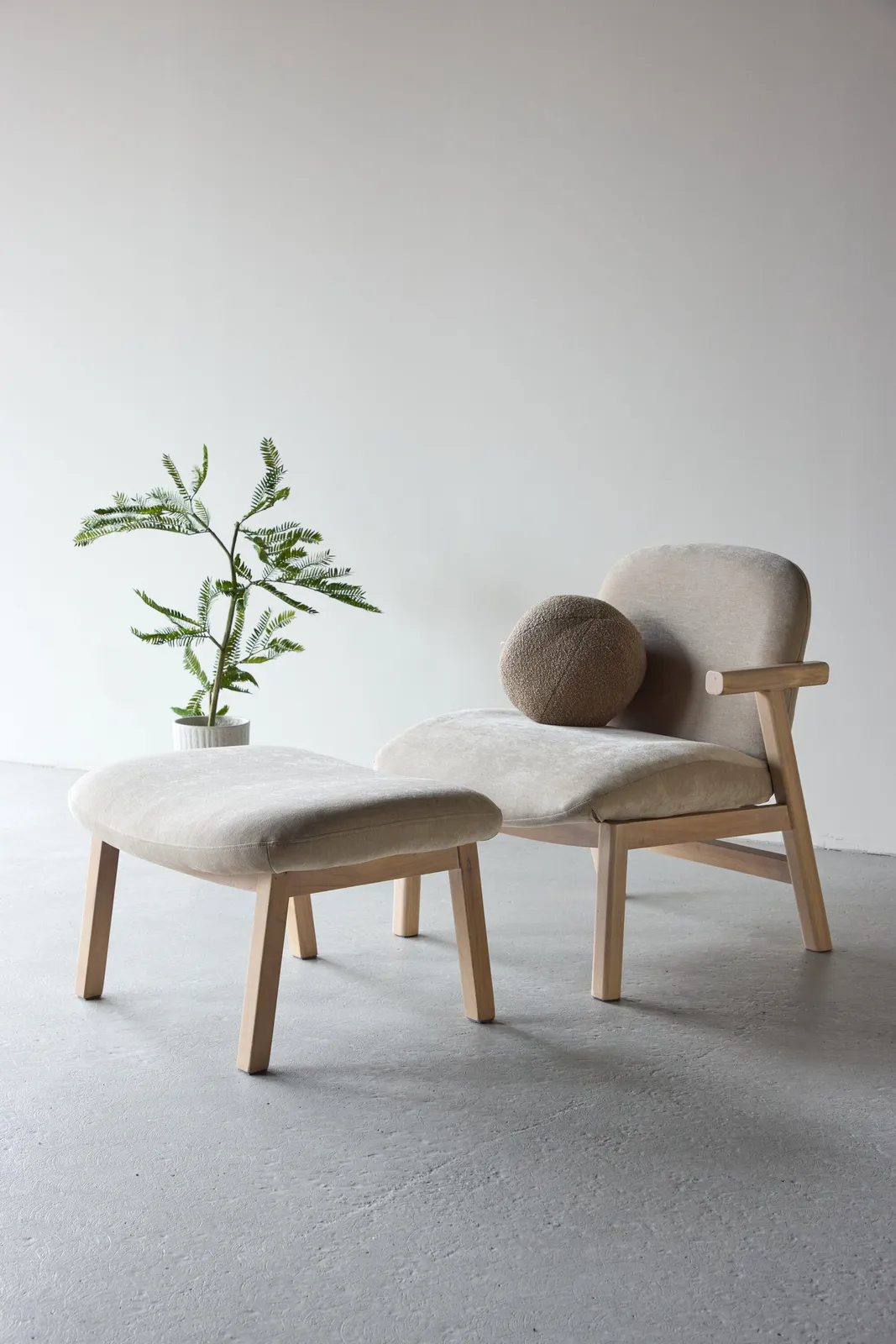 Sessel Rile aus Gummiholz mit Pouf in tünchenfarbenem Beige - Image 2