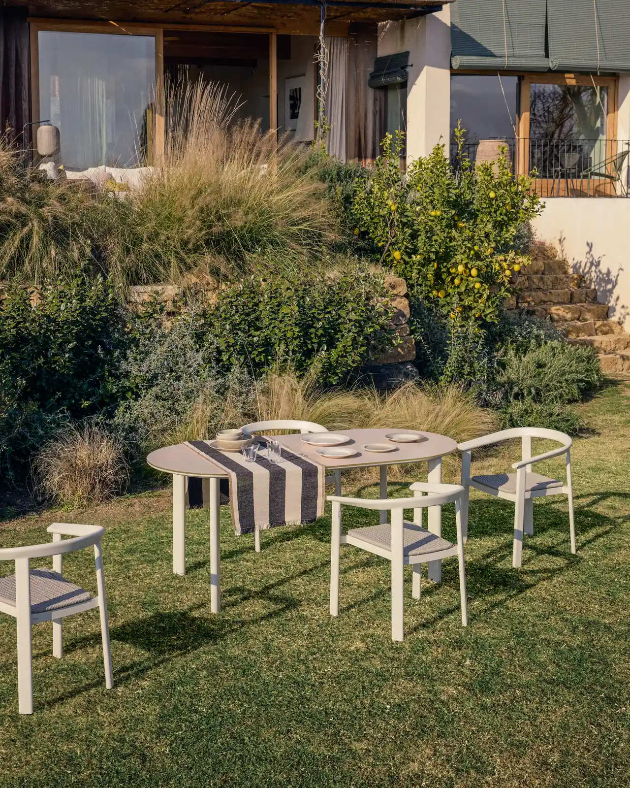 Set Erice mit 6 Stapelstühlen aus Aluminium und Seil und einem Tisch aus Aluminium und gehärtetem Glas in Ecru, 230 x 100 cm - Image 2