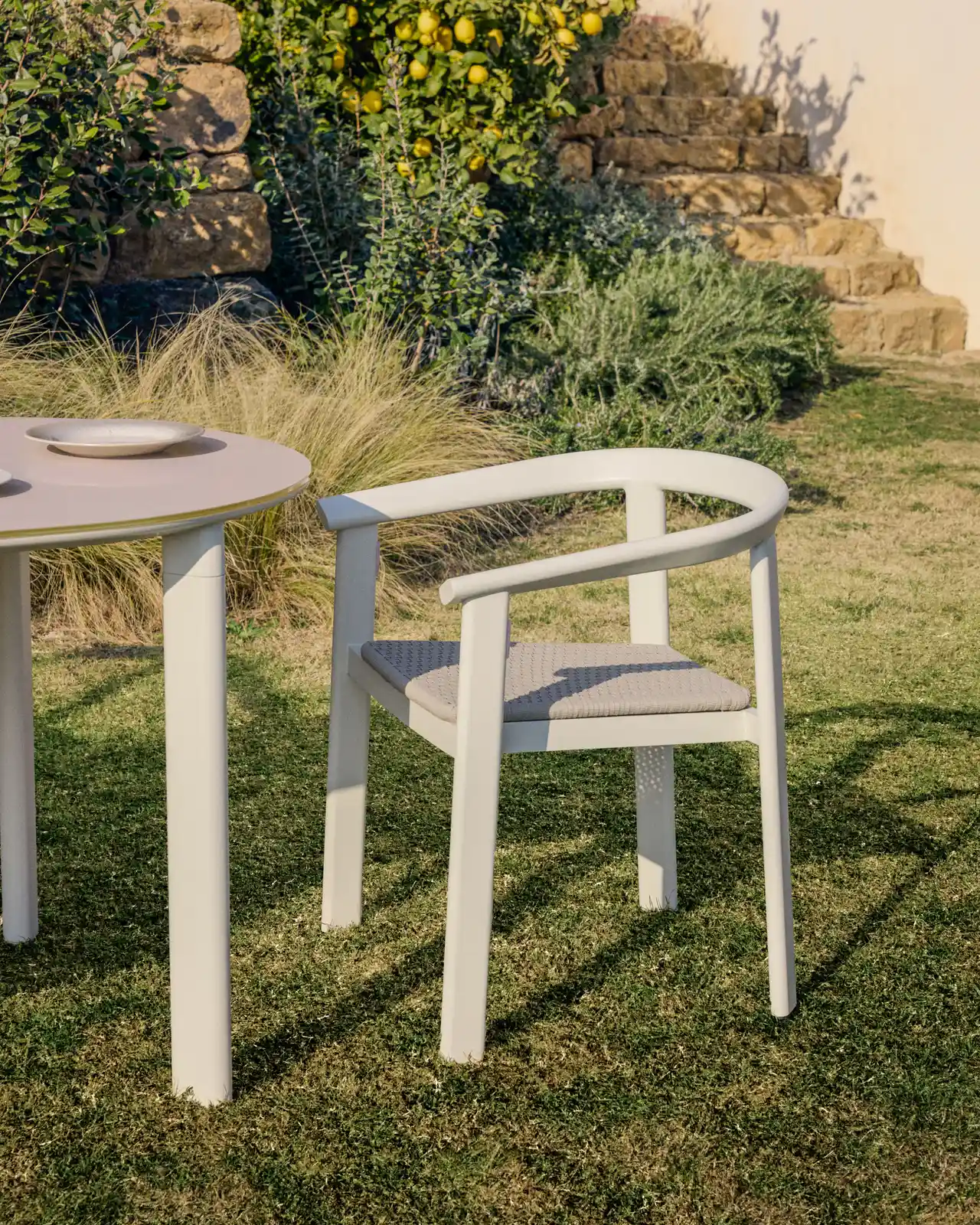 Set Erice mit 6 Stapelstühlen aus Aluminium und Seil und einem Tisch aus Aluminium und gehärtetem Glas in Ecru, 230 x 100 cm - Image 3