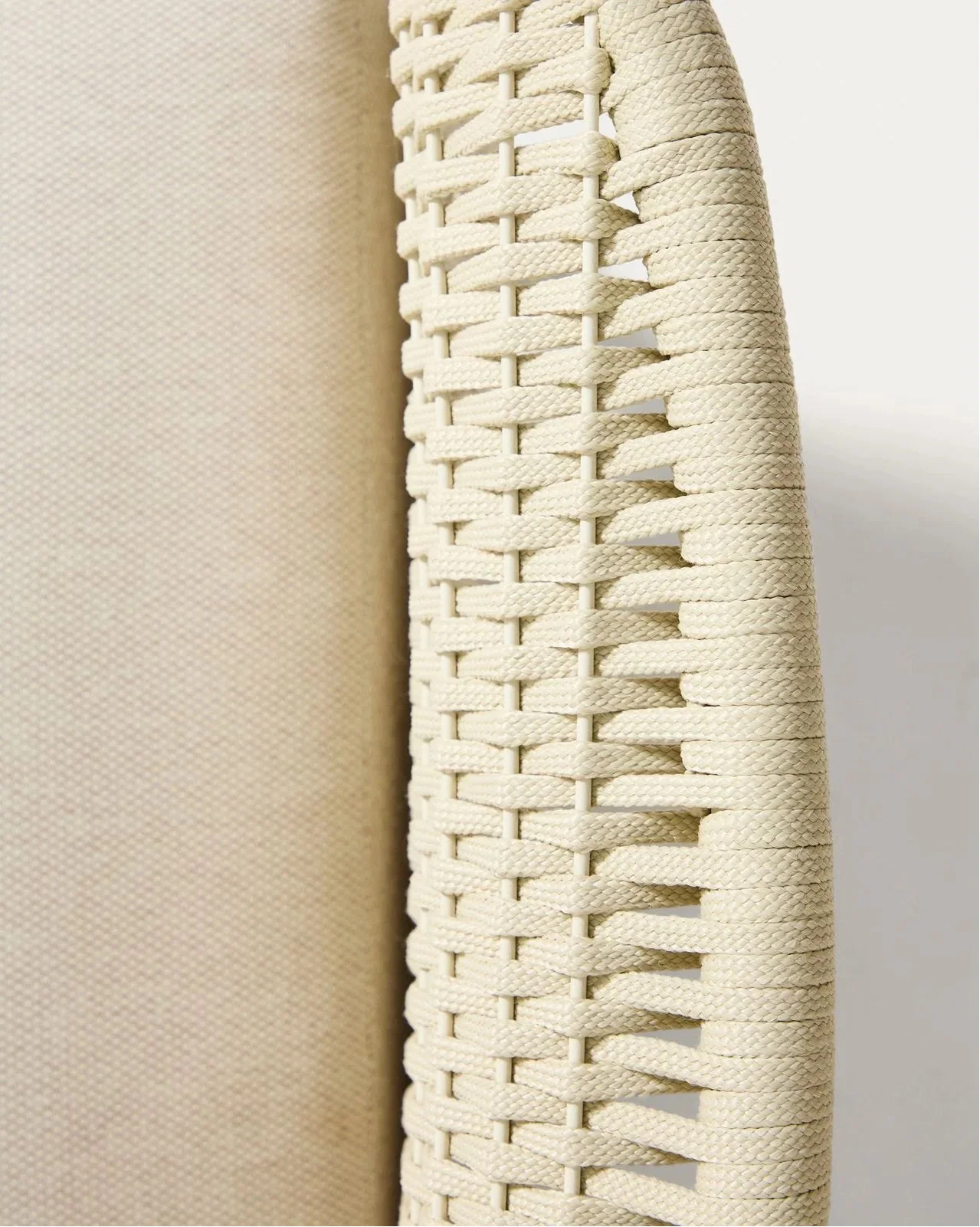 Set mit 2 Sesseln Alipa aus massivem Akazienholz und ecrufarbenem Seil, FSC 100 %, und Couchtisch Garbet aus braunem Zement Ø 60 cm - Image 4