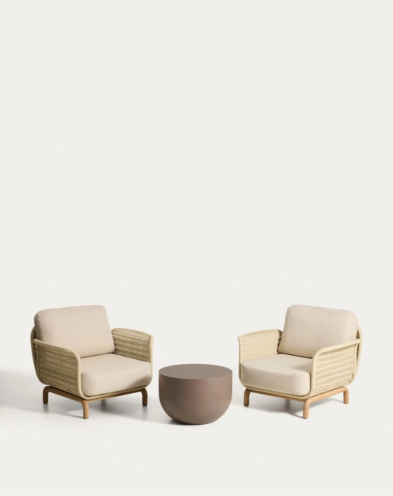 Set mit 2 Sesseln Alipa aus massivem Akazienholz und ecrufarbenem Seil, FSC 100 %, und Couchtisch Garbet aus braunem Zement Ø 60 cm - Image 6