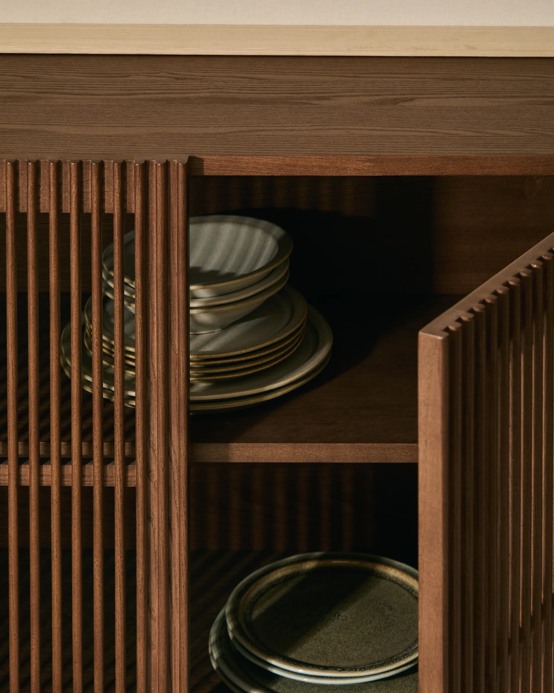 Sideboard Beyla aus Furnier und Massivholz aus Esche mit nussbaumfarbenem Finish 181 x 71,5 cm FSC 100% - Image 3