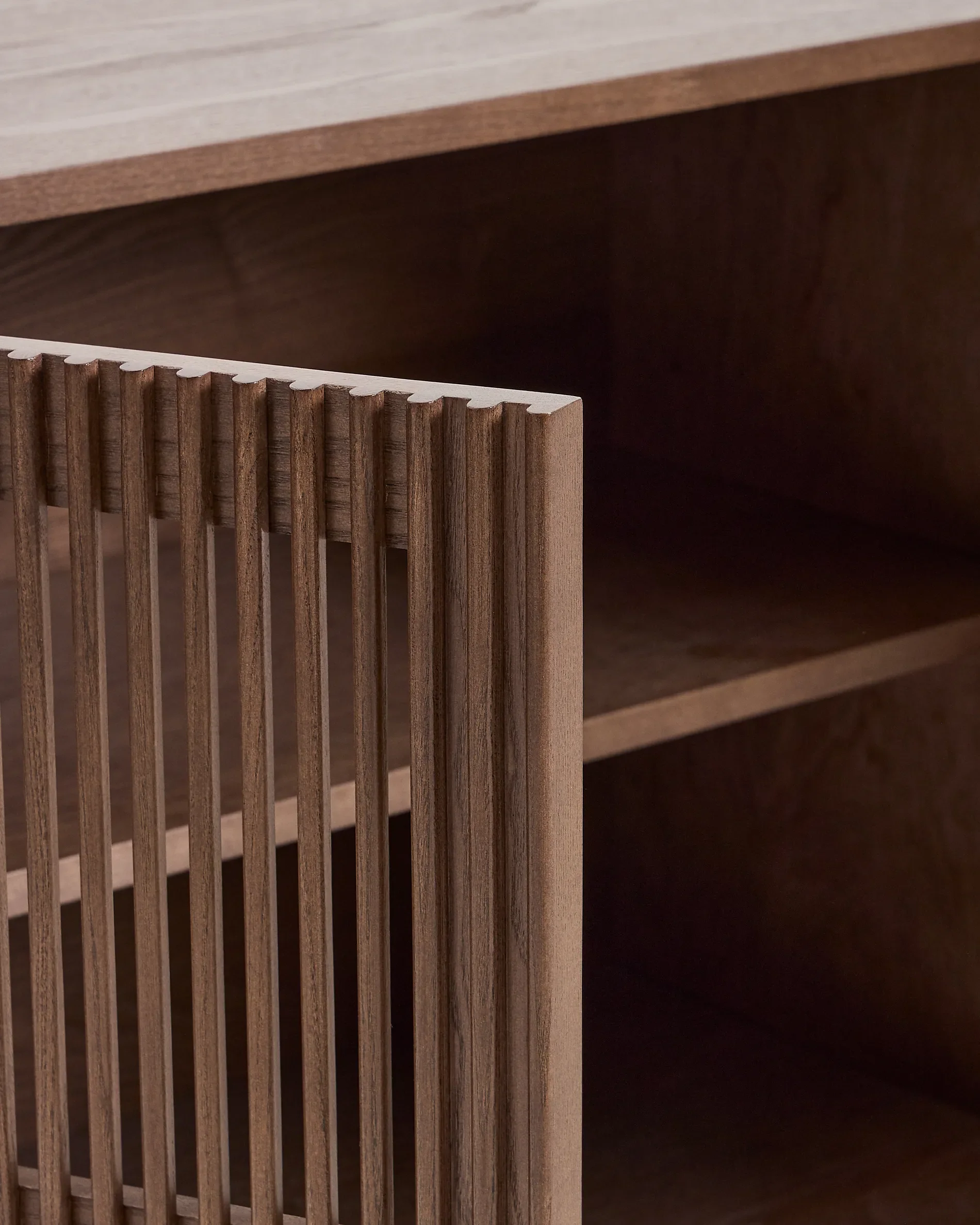 Sideboard Beyla aus Furnier und Massivholz aus Esche mit nussbaumfarbenem Finish 181 x 71,5 cm FSC 100% - Image 9
