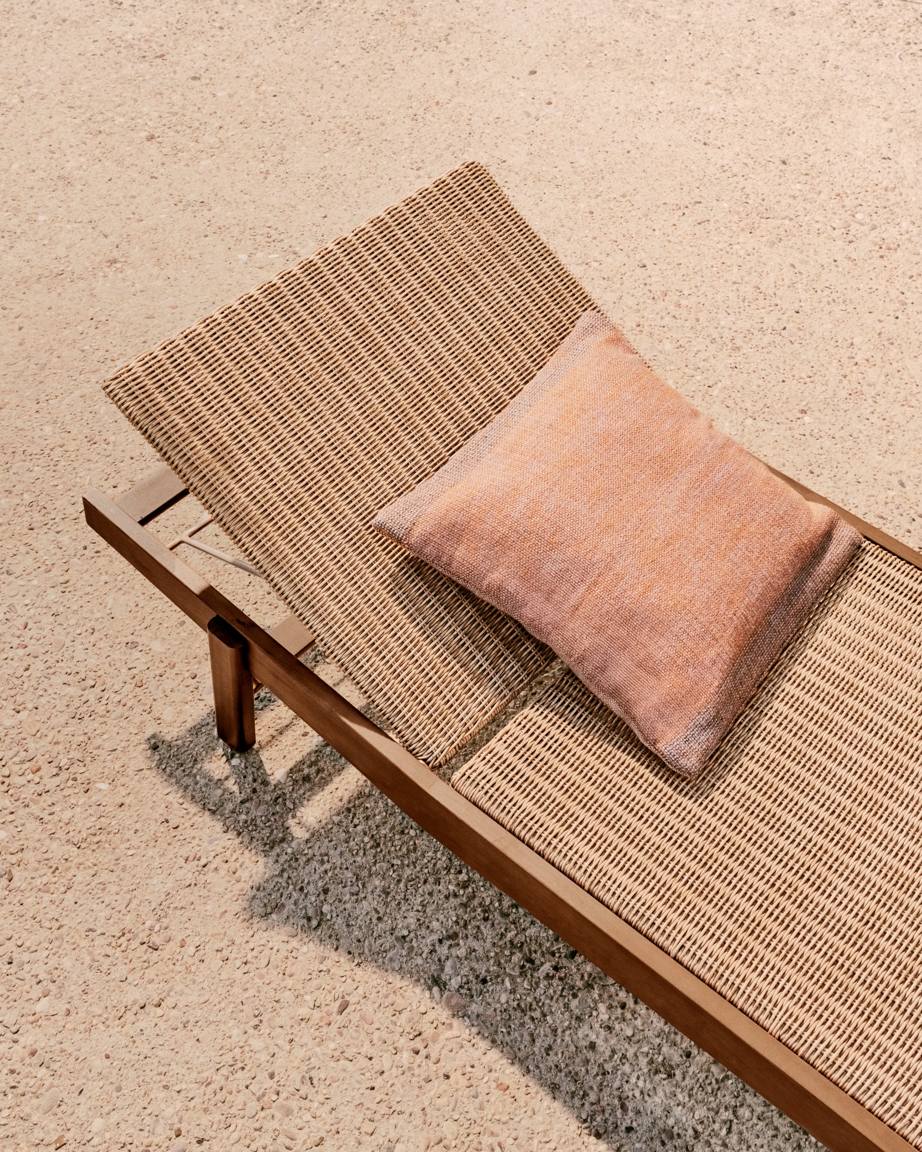 Sonnenliege Itani aus massivem Teakholz und synthetischem Rattan FSC 100% - Image 4