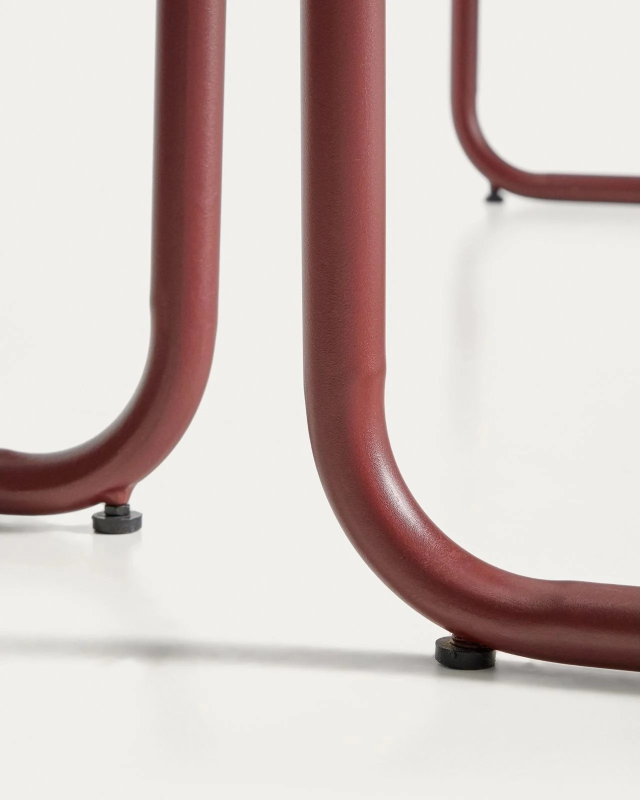 Sotil Set aus 2 Bänken und Tisch aus verzinktem Stahl mit granatfarbenem Finish 183 x 83 cm - Image 10