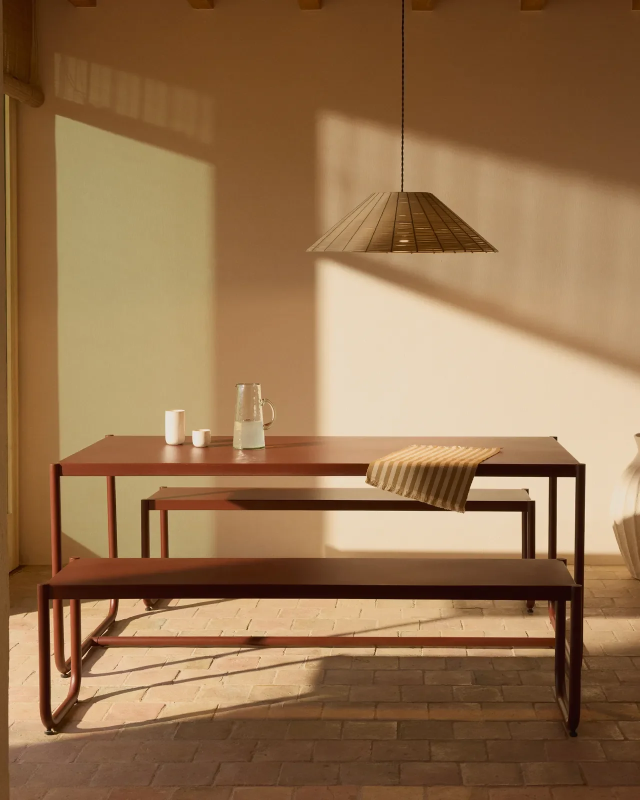 Sotil Set aus 2 Bänken und Tisch aus verzinktem Stahl mit granatfarbenem Finish 183 x 83 cm - Image 2