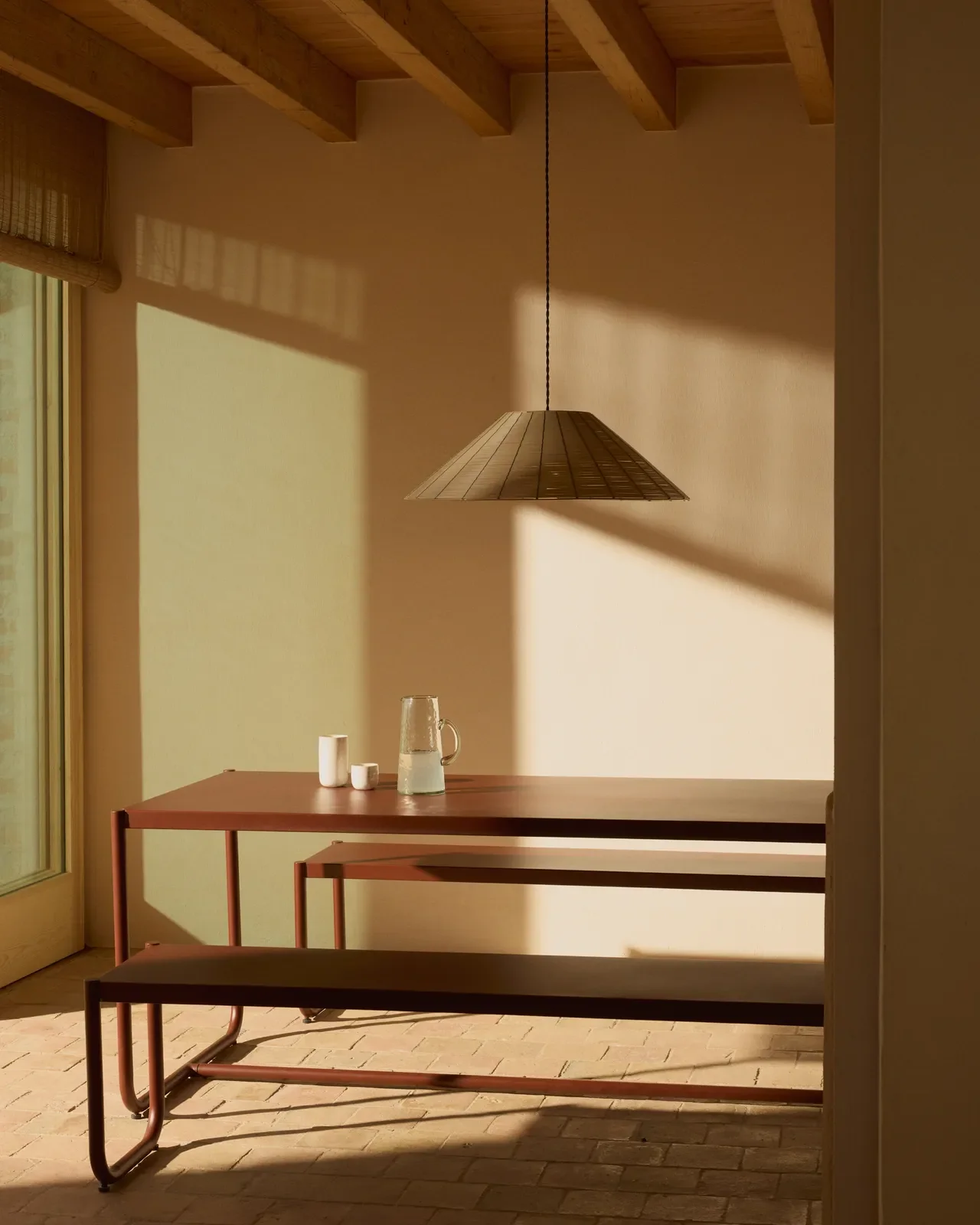 Sotil Set aus 2 Bänken und Tisch aus verzinktem Stahl mit granatfarbenem Finish 183 x 83 cm - Image 3