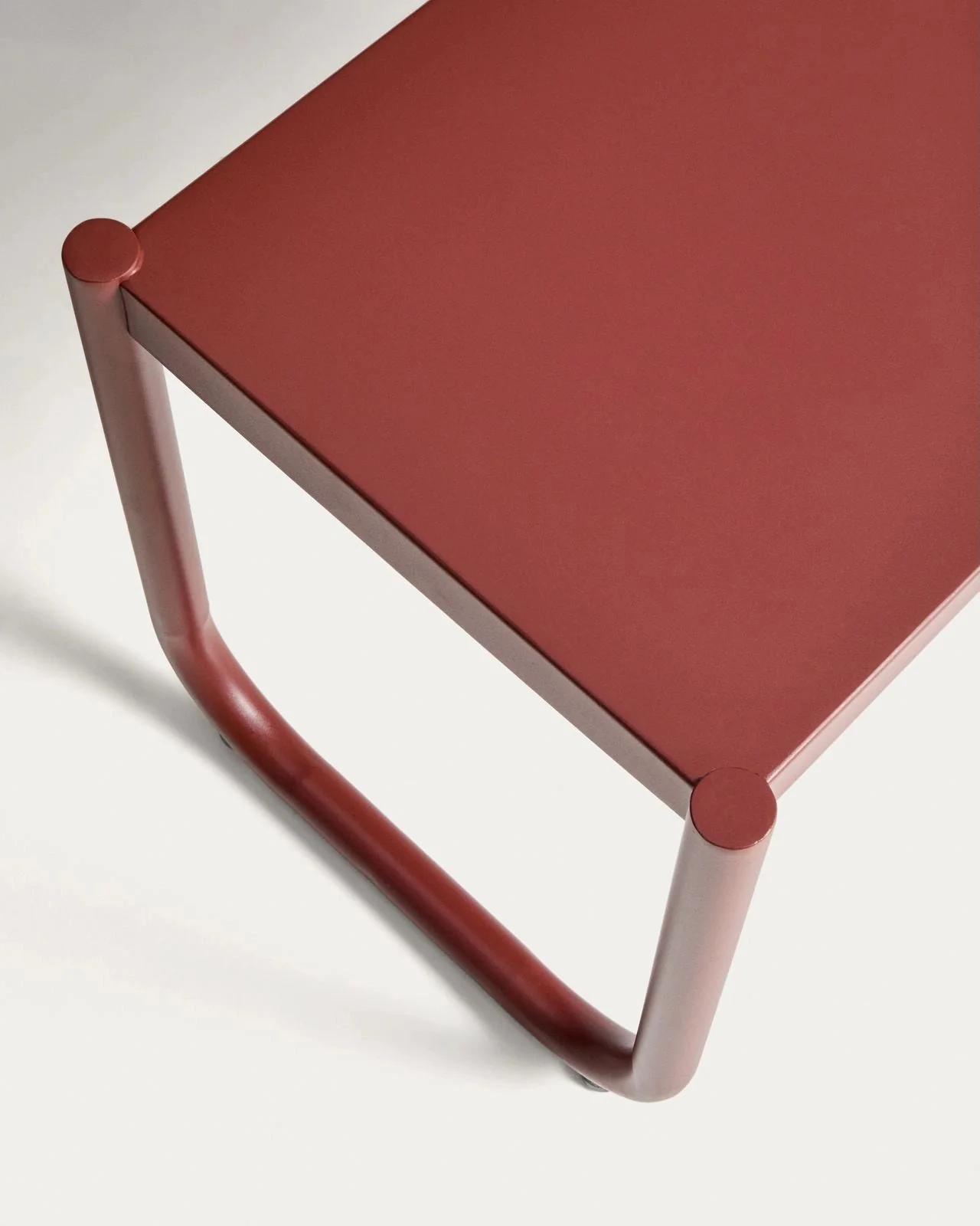 Sotil Set aus 2 Bänken und Tisch aus verzinktem Stahl mit granatfarbenem Finish 183 x 83 cm - Image 8