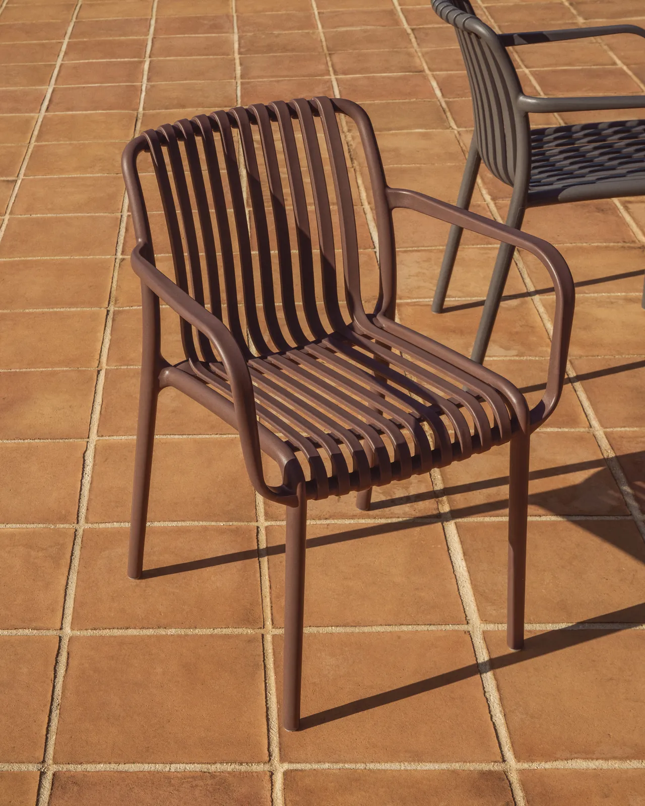 Stapelbarer Outdoor-Stuhl Isabellini in Braun - Image 2