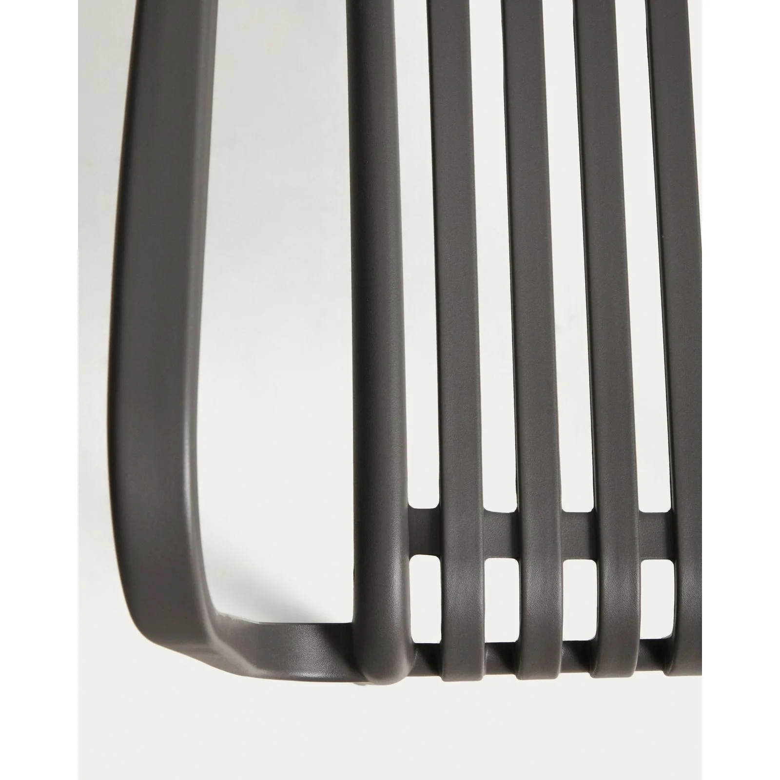 Stapelbarer Outdoor-Stuhl Isabellini in Graphitgrau - Image 11