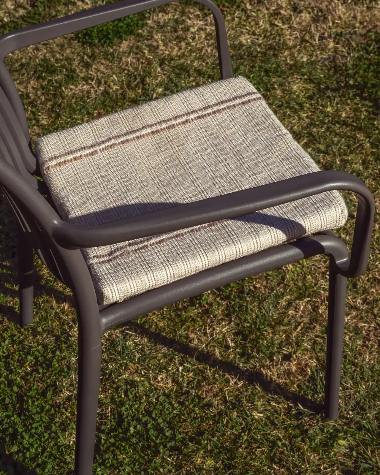 Stapelbarer Outdoor-Stuhl Isabellini in Graphitgrau - Image 3
