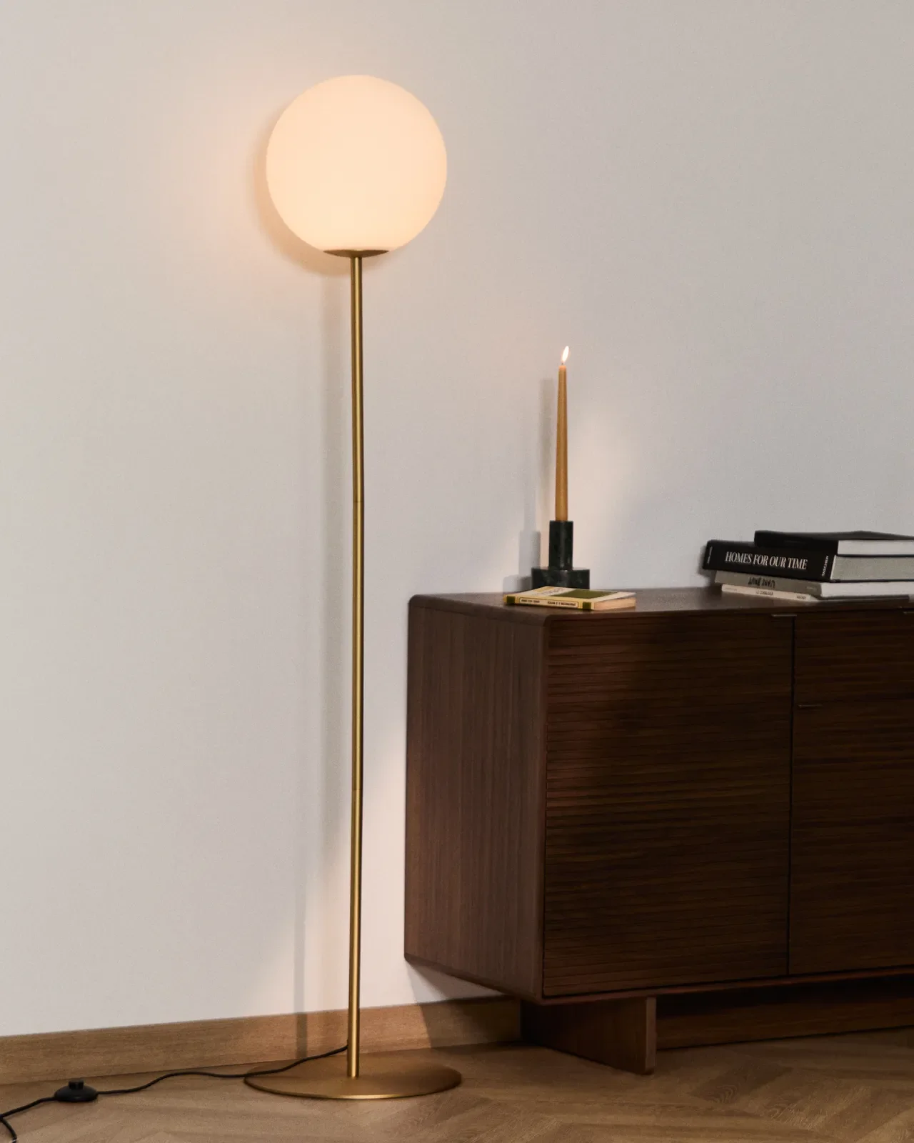 Stehlampe Brisia aus Metall mit gebürstetem Messing-Finish und einer mattierten Glaskugel Ø 30 cm - Image 2