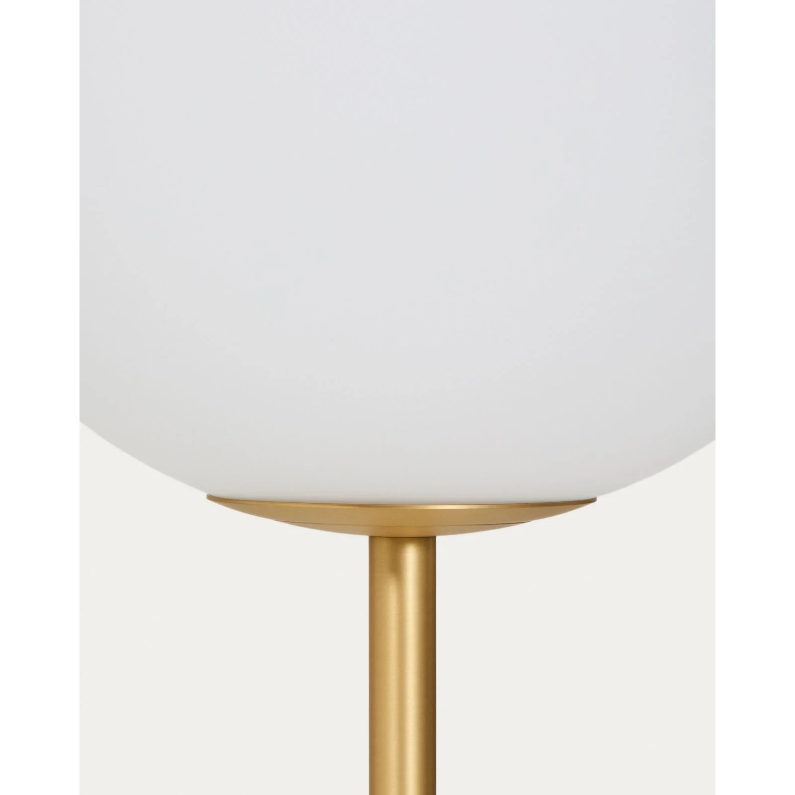 Stehlampe Brisia aus Metall mit gebürstetem Messing-Finish und einer mattierten Glaskugel Ø 30 cm - Image 4