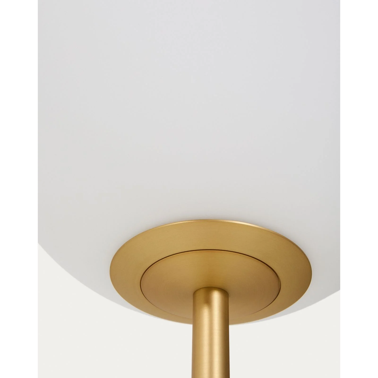 Stehlampe Brisia aus Metall mit gebürstetem Messing-Finish und einer mattierten Glaskugel Ø 30 cm - Image 5