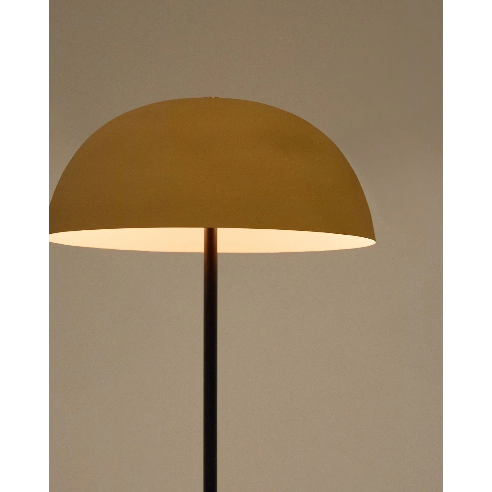 Stehlampe Nibla aus schwarzem Metall und Lampenschirm in Terrakottaoptik - Image 4