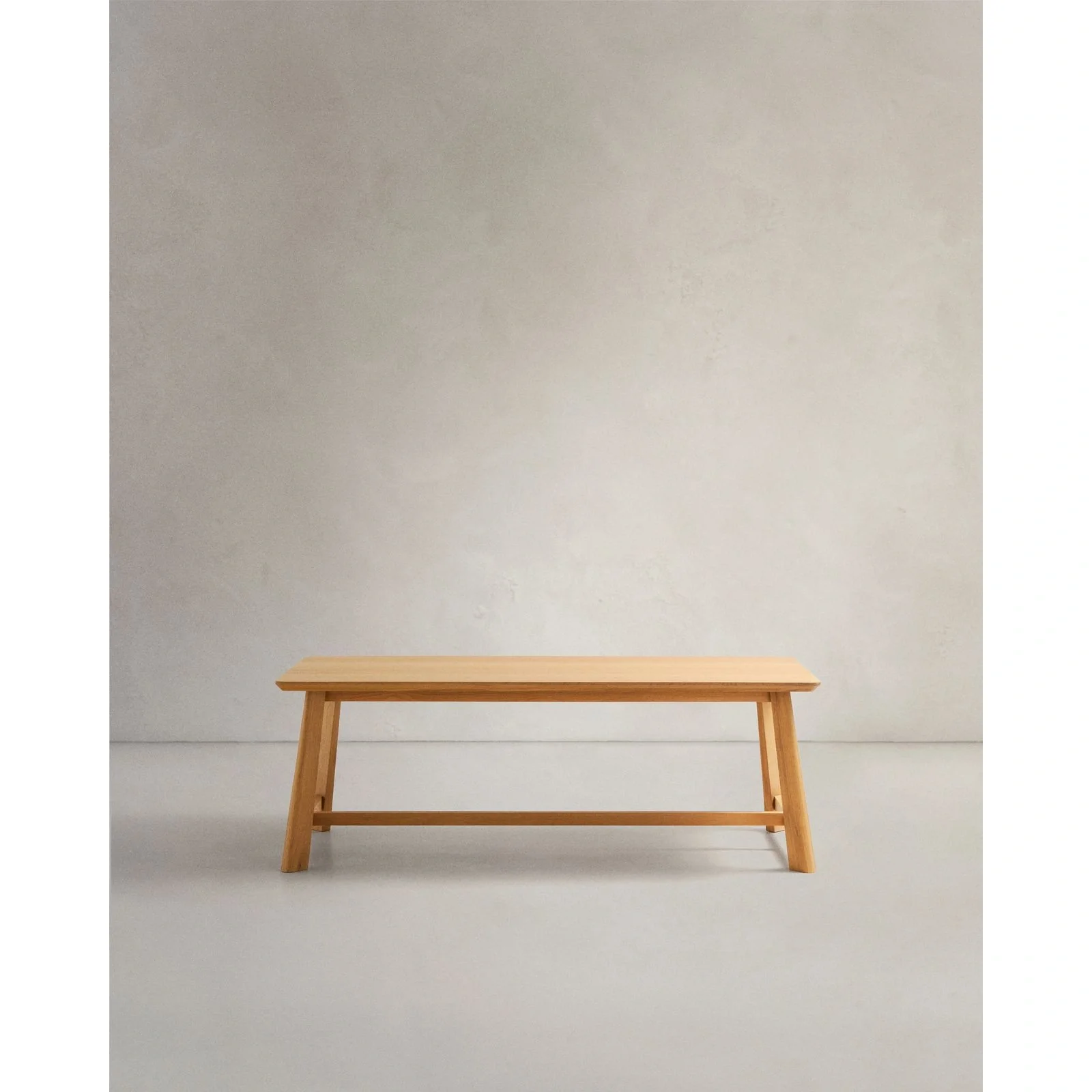 Tisch Idun aus furniertem und massivem Eichenholz mit Finish in natürlichem Farbton FSC Mix Credit 220 x 100 cm