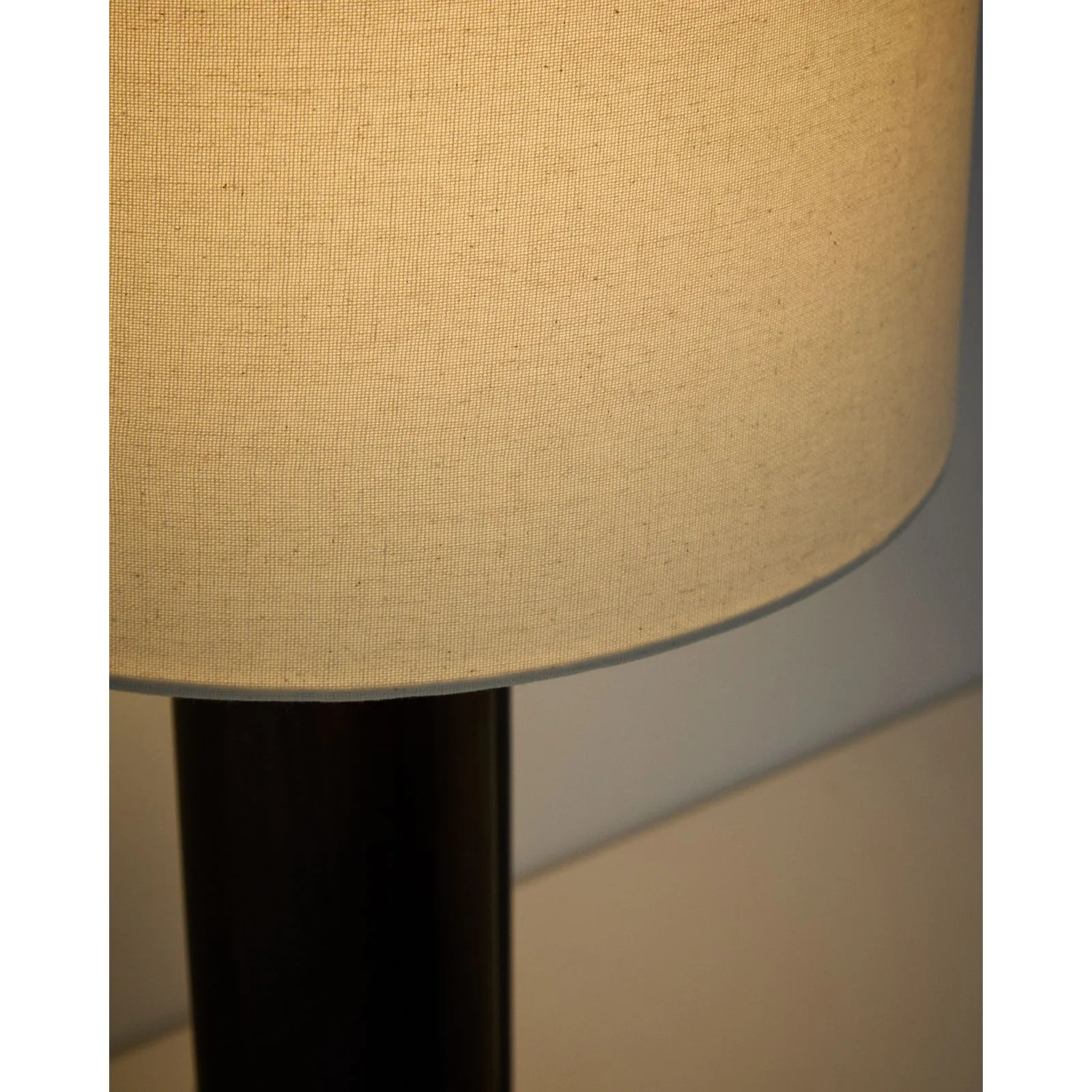 Tischleuchte Niani aus Kautschukholz mit Finish und elfenbeinfarbenem Baumwollschirm Ø 30 cm - Image 3