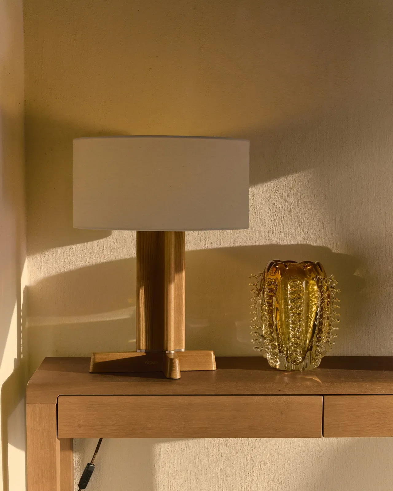 Tischleuchte Niani aus Kautschukholz mit Finish und elfenbeinfarbenem Baumwollschirm Ø 30 cm - Image 8