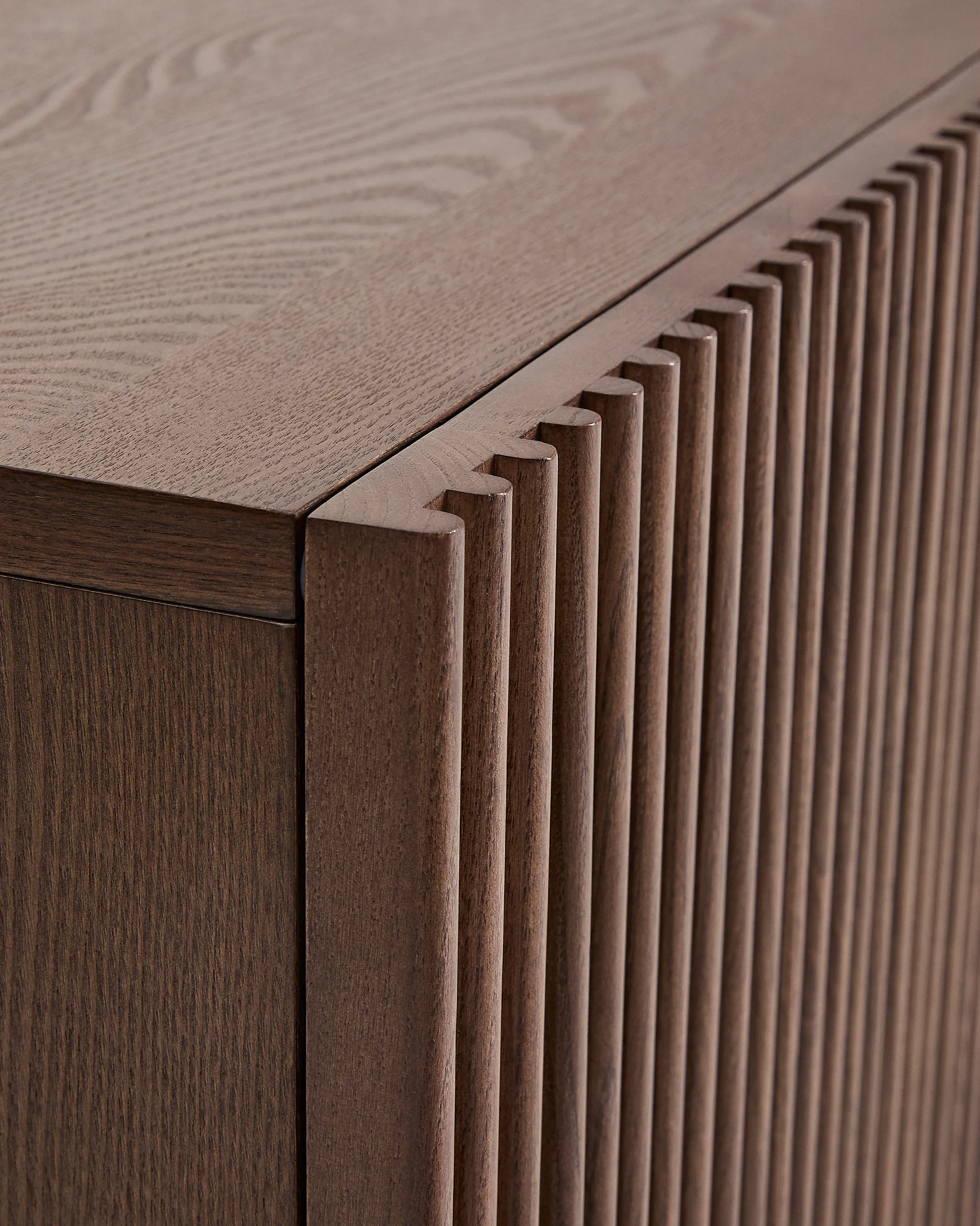 TV-Möbel Beyla aus Furnier und Massivholz aus Esche mit nussbaumfarbenem Finish 180 x 49,5 cm FSC 100% - Image 10