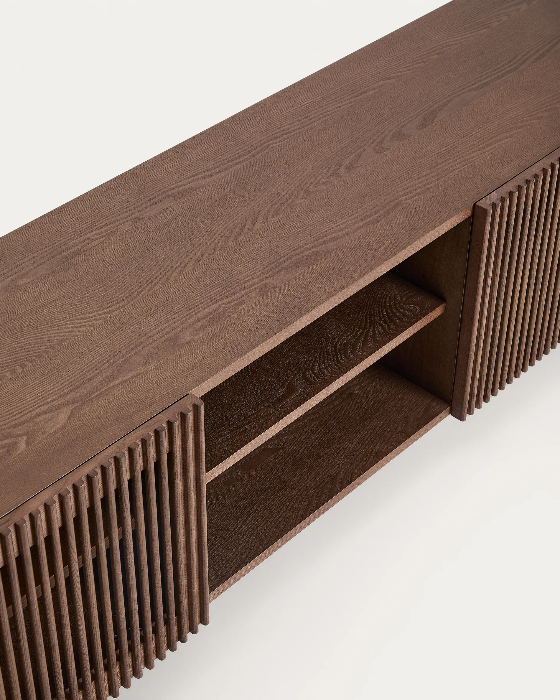 TV-Möbel Beyla aus Furnier und Massivholz aus Esche mit nussbaumfarbenem Finish 180 x 49,5 cm FSC 100% - Image 6