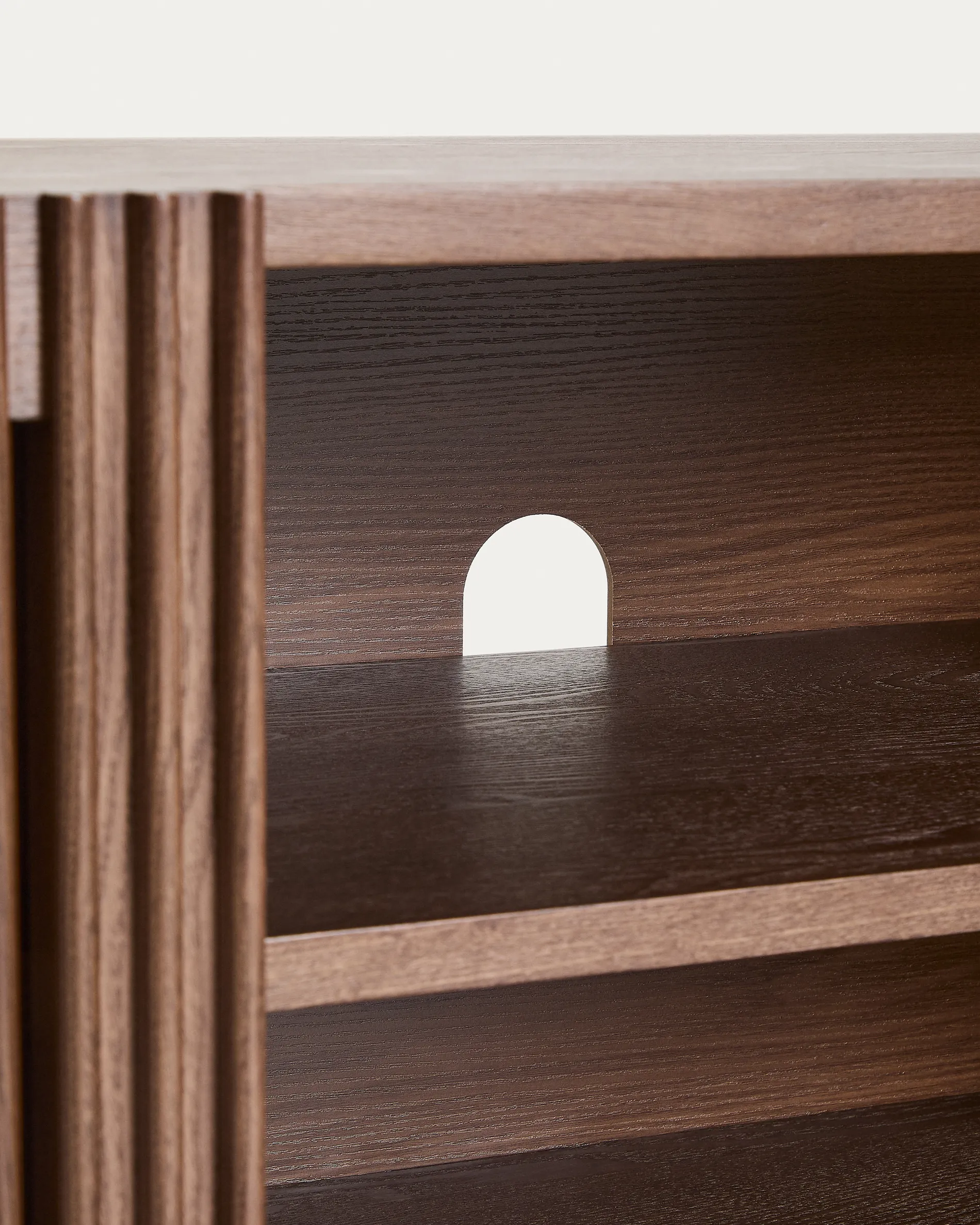 TV-Möbel Beyla aus Furnier und Massivholz aus Esche mit nussbaumfarbenem Finish 180 x 49,5 cm FSC 100% - Image 7