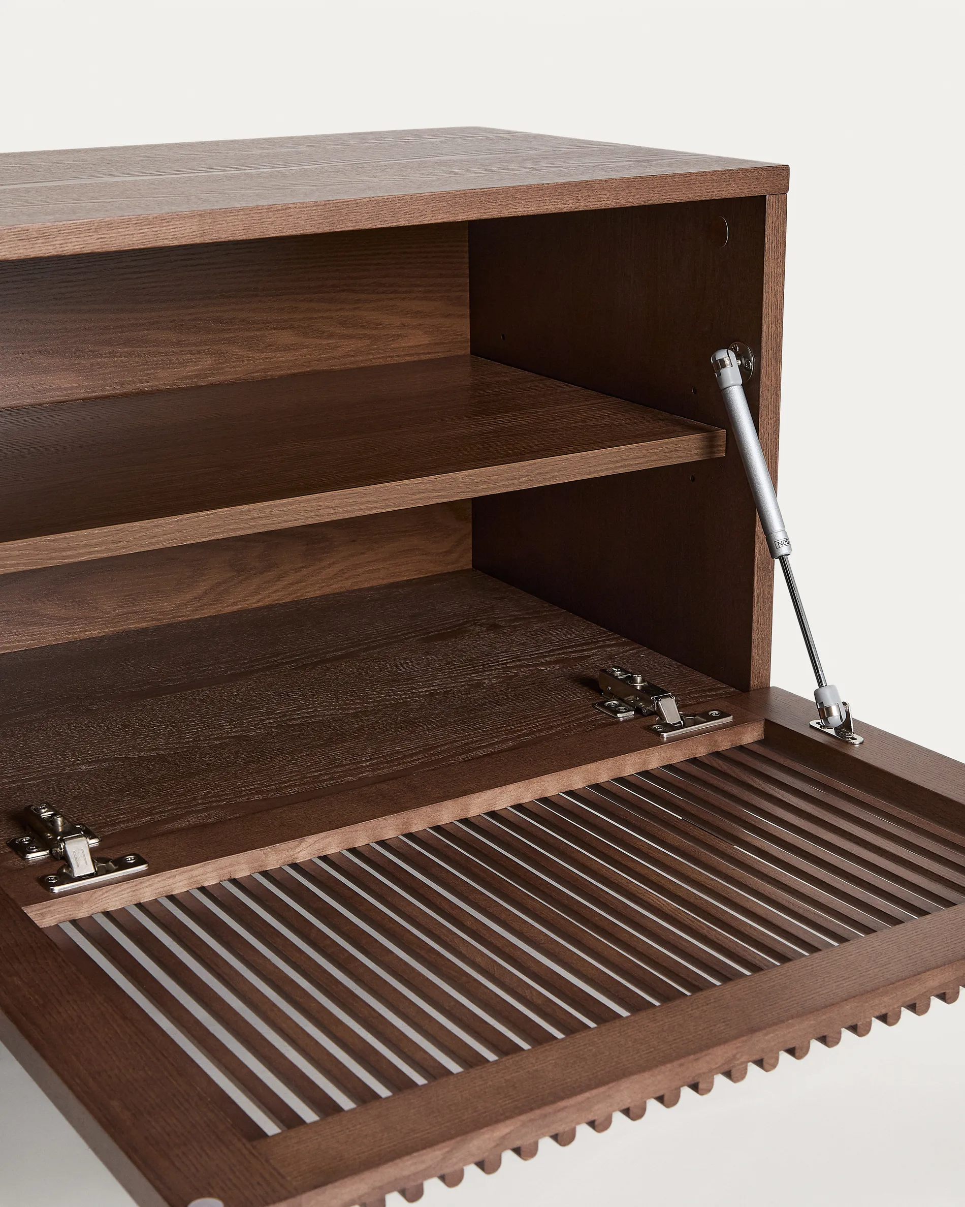 TV-Möbel Beyla aus Furnier und Massivholz aus Esche mit nussbaumfarbenem Finish 180 x 49,5 cm FSC 100% - Image 8