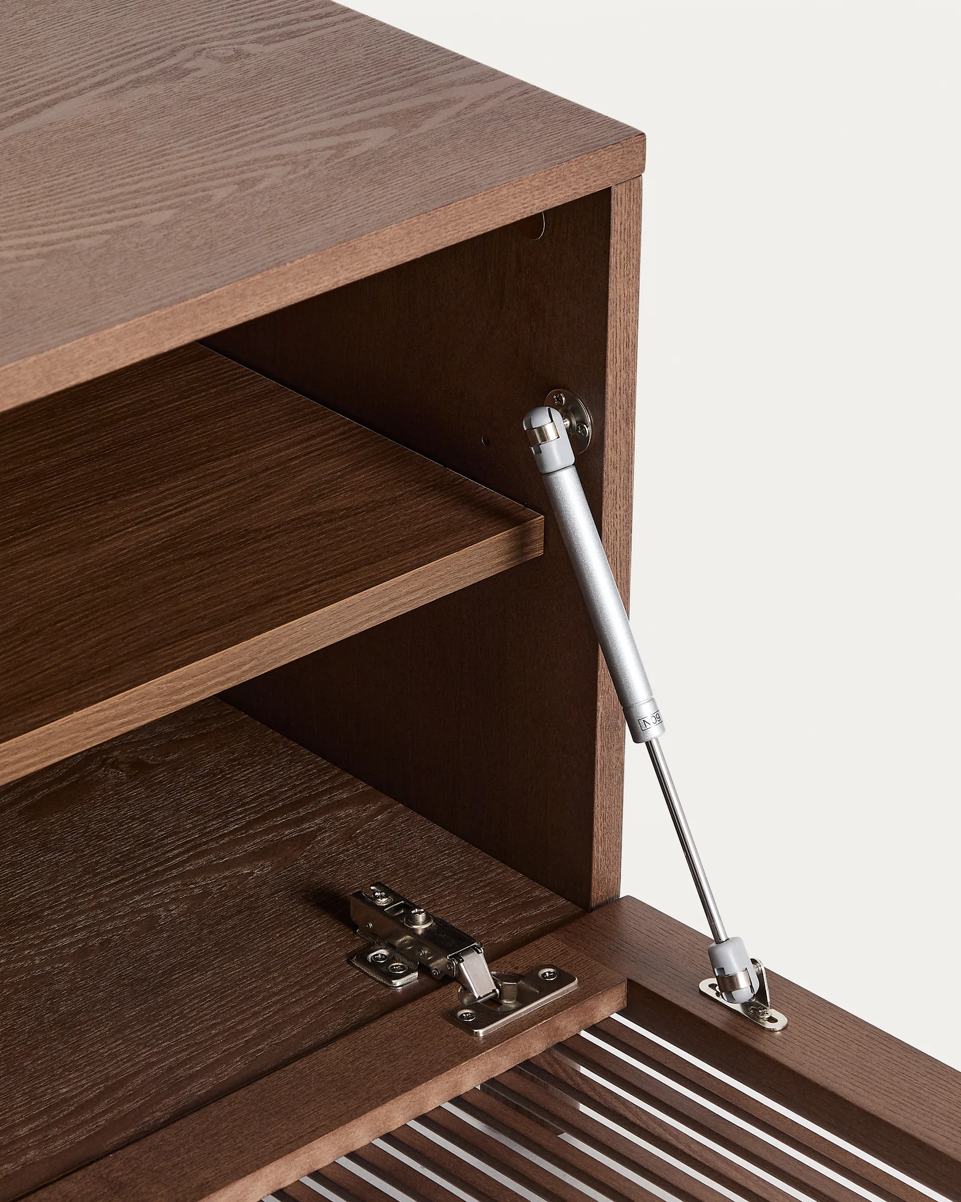 TV-Möbel Beyla aus Furnier und Massivholz aus Esche mit nussbaumfarbenem Finish 180 x 49,5 cm FSC 100% - Image 9
